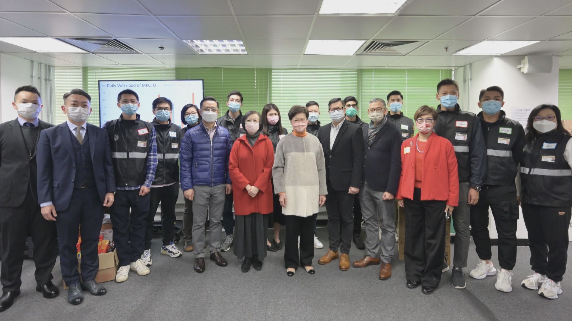 林鄭月娥到訪個案追蹤辦公室為當值同事打氣