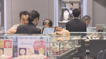 零售業界冀內地旅客免稅額增至3萬 李家超︰會向內地爭取