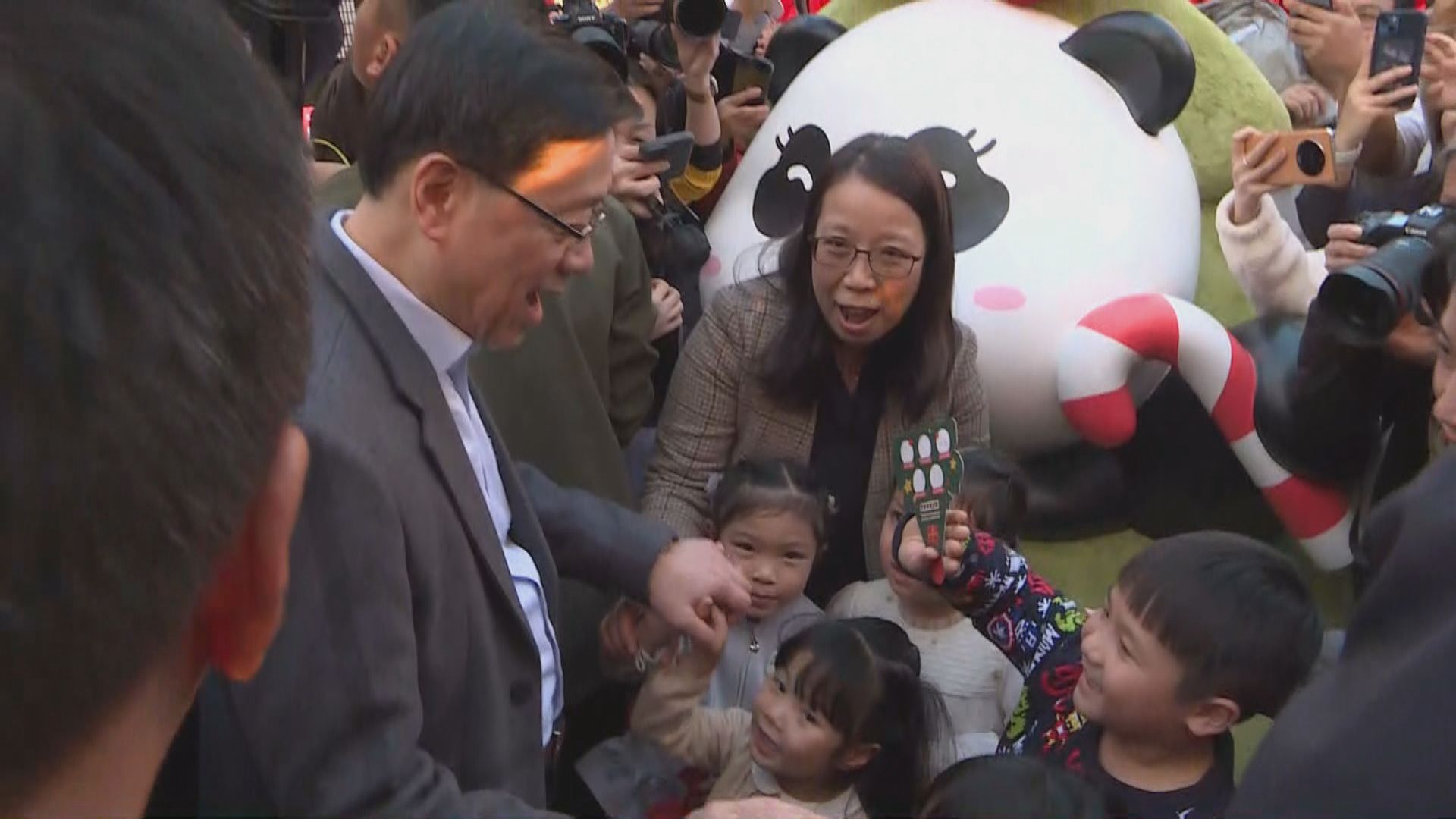李家超到尖沙咀與市民遊客交流　花逾千元購38隻熊貓公仔