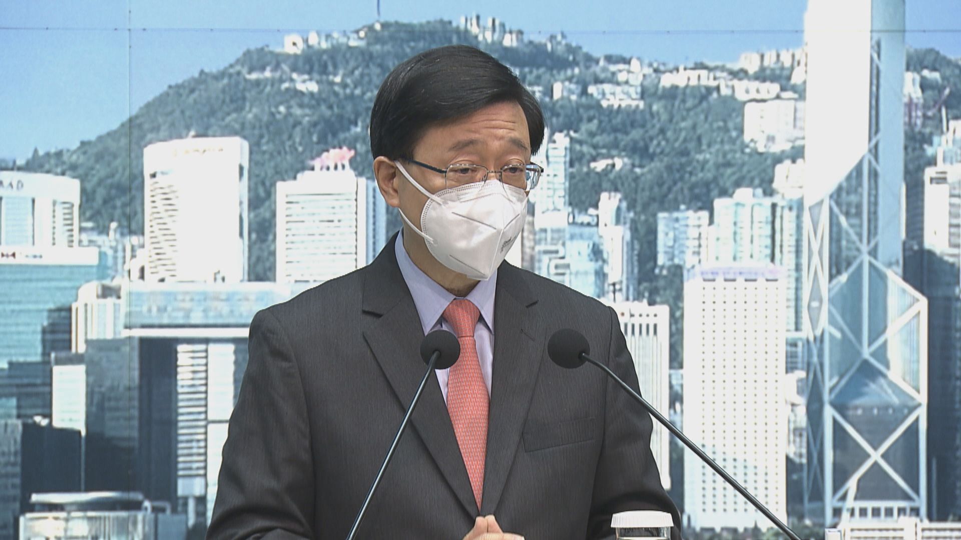 李家超回應「免針紙」覆核案：政府一直按法律依據制訂措施