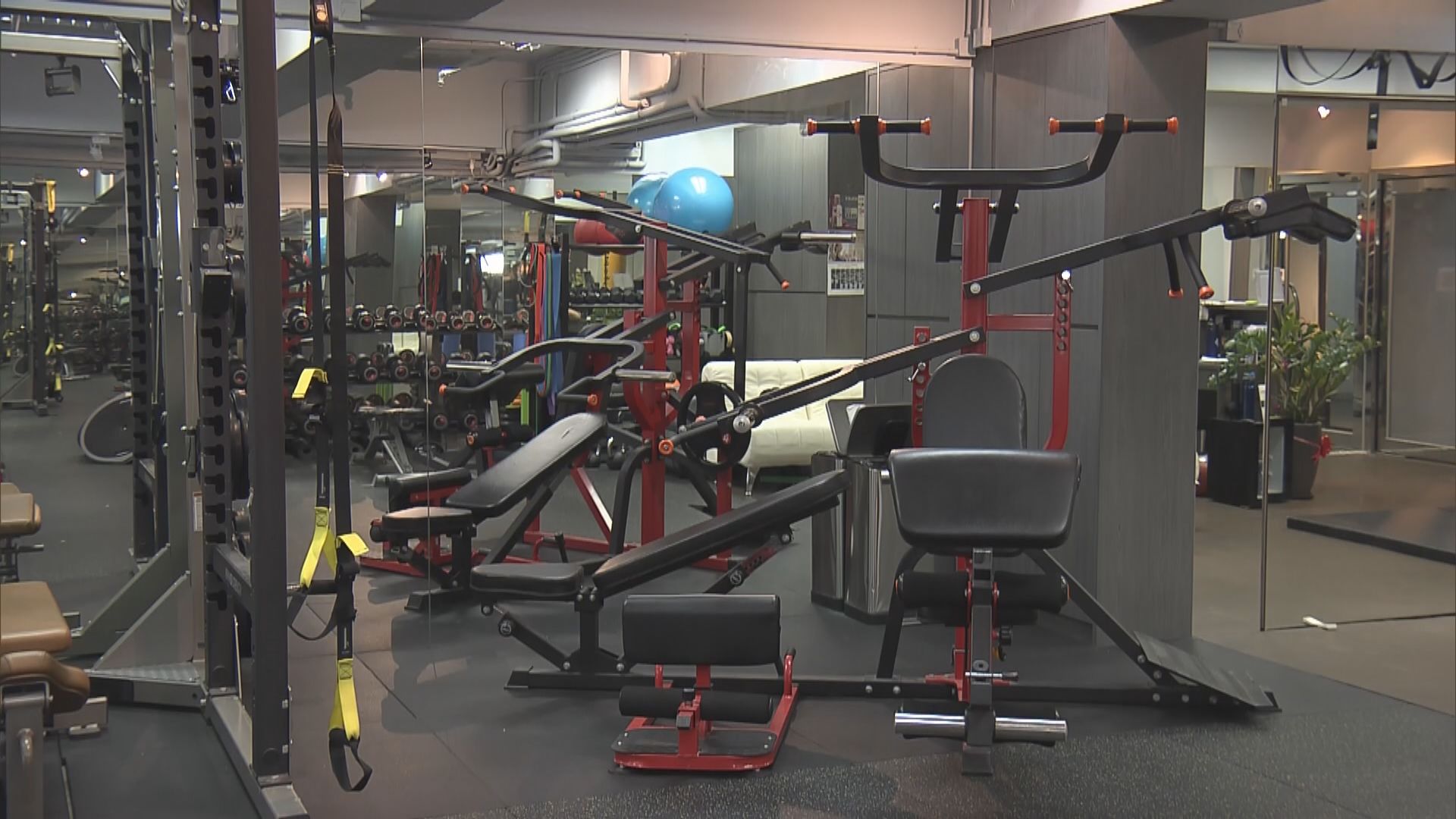 林鄭：會檢視可否讓做足防疫措施行業局部復業