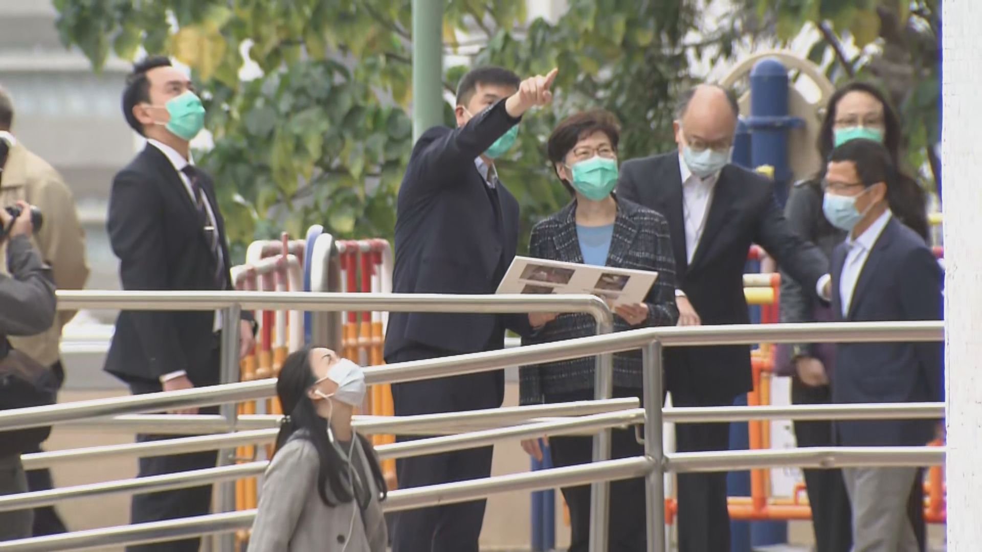 林鄭月娥及陳帆視察青衣長康邨　未有上樓就離開