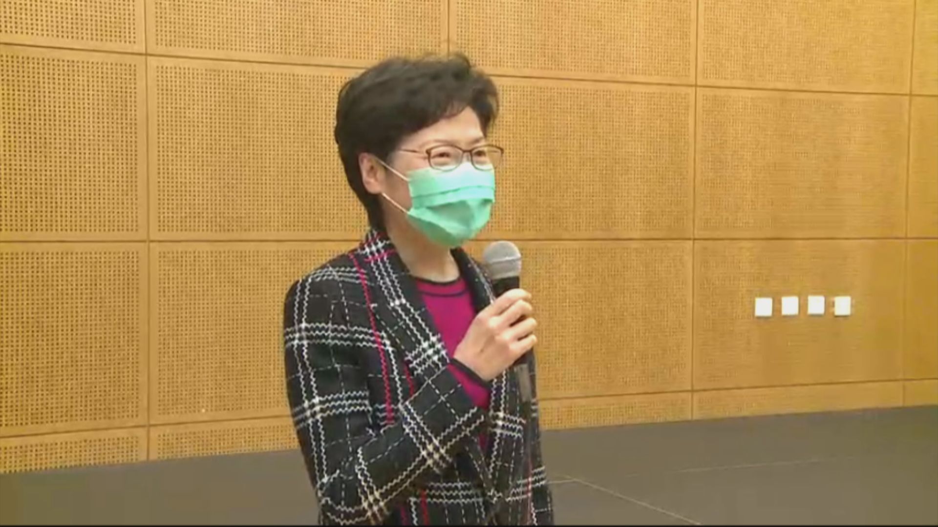 林鄭月娥到訪民安隊總部和東華三院中醫診所