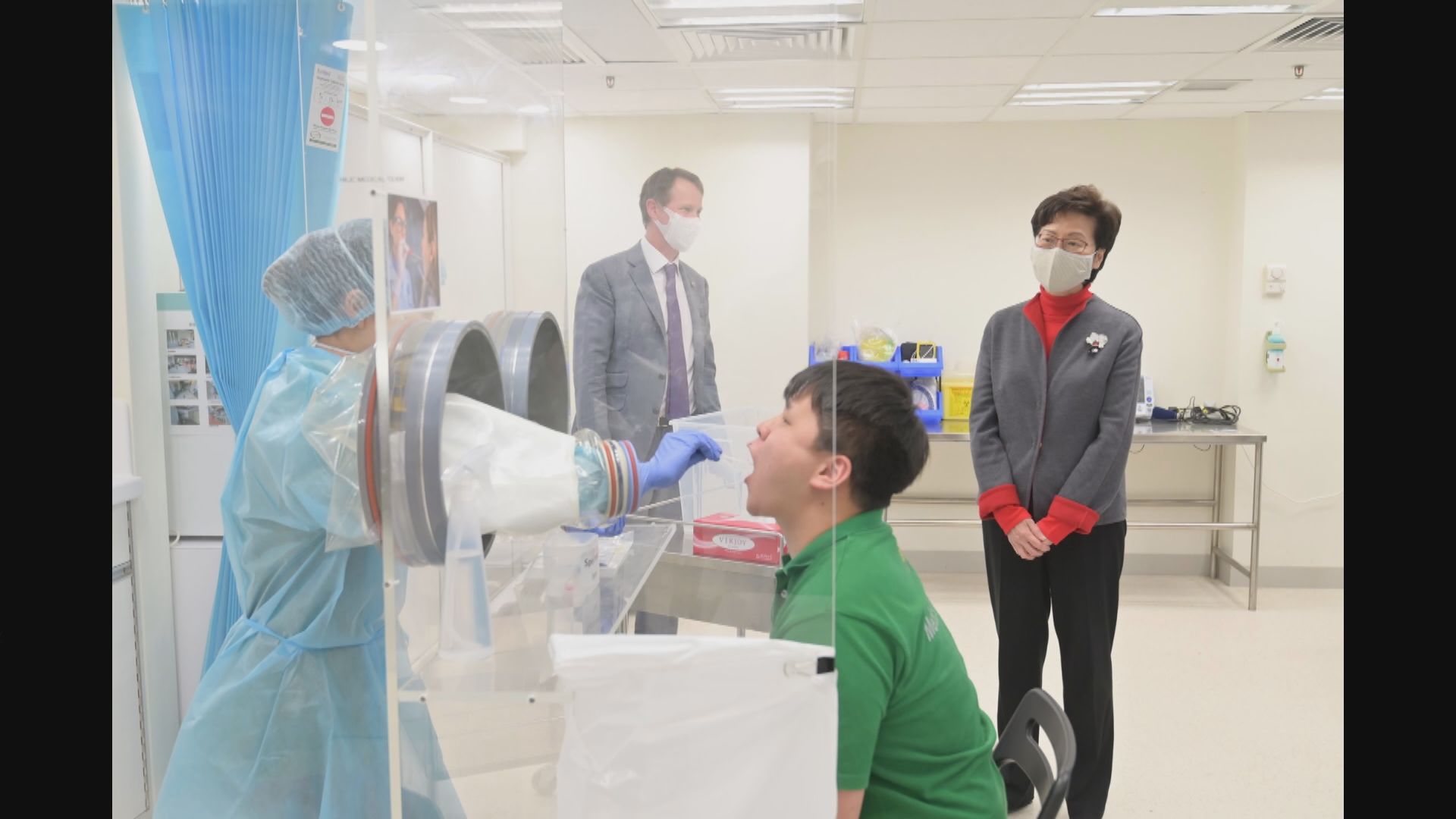 特首訪落馬洲及深水埗運動場等地　視察及探望當值人員