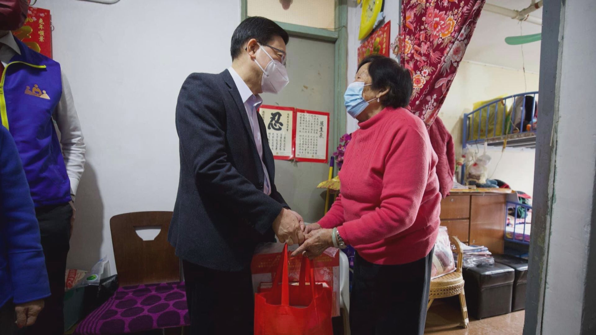 李家超到青衣探訪獨居長者及買揮春
