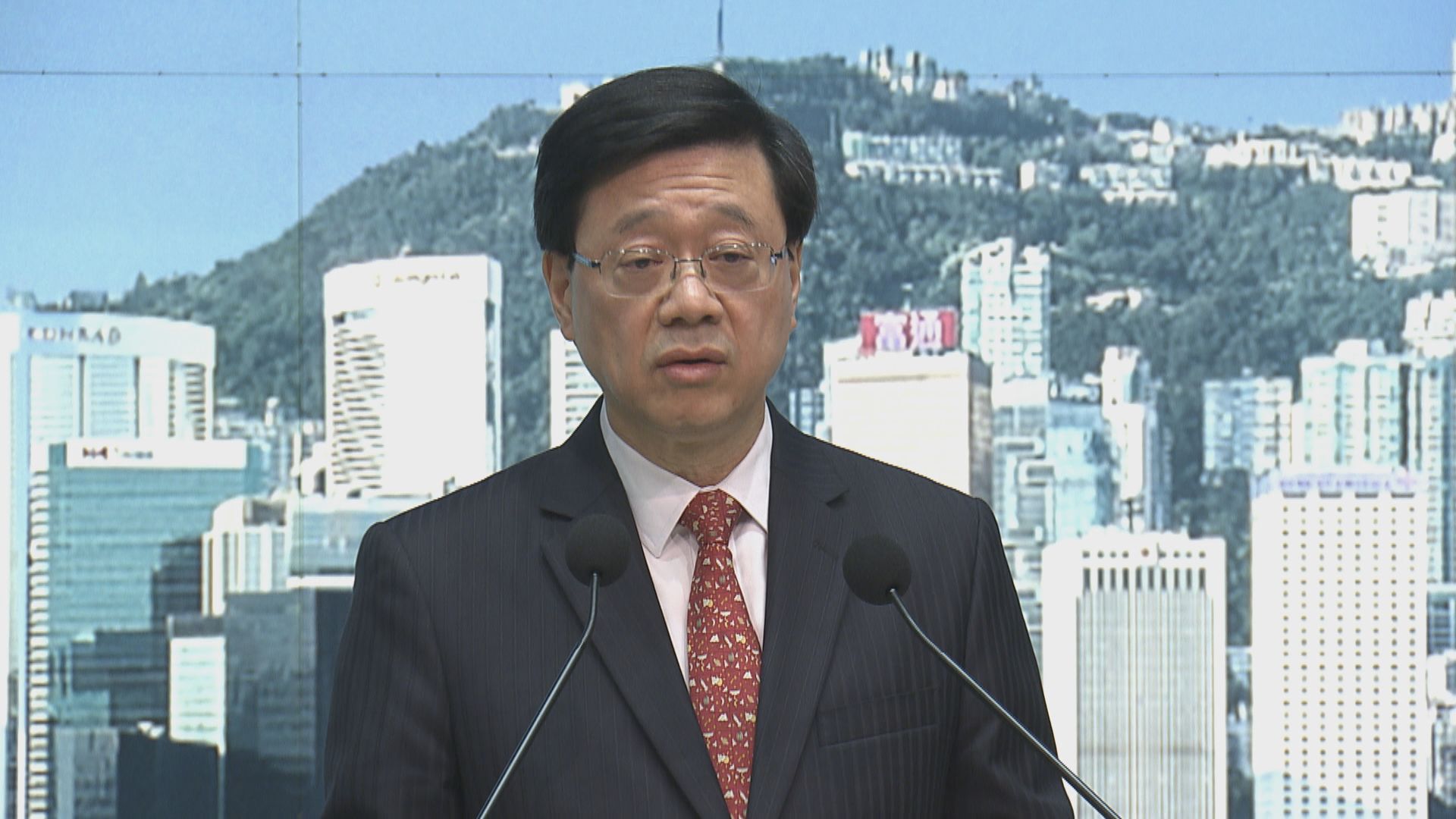 據報兩局長將分別訪問英美　李家超：會積極走出去外訪