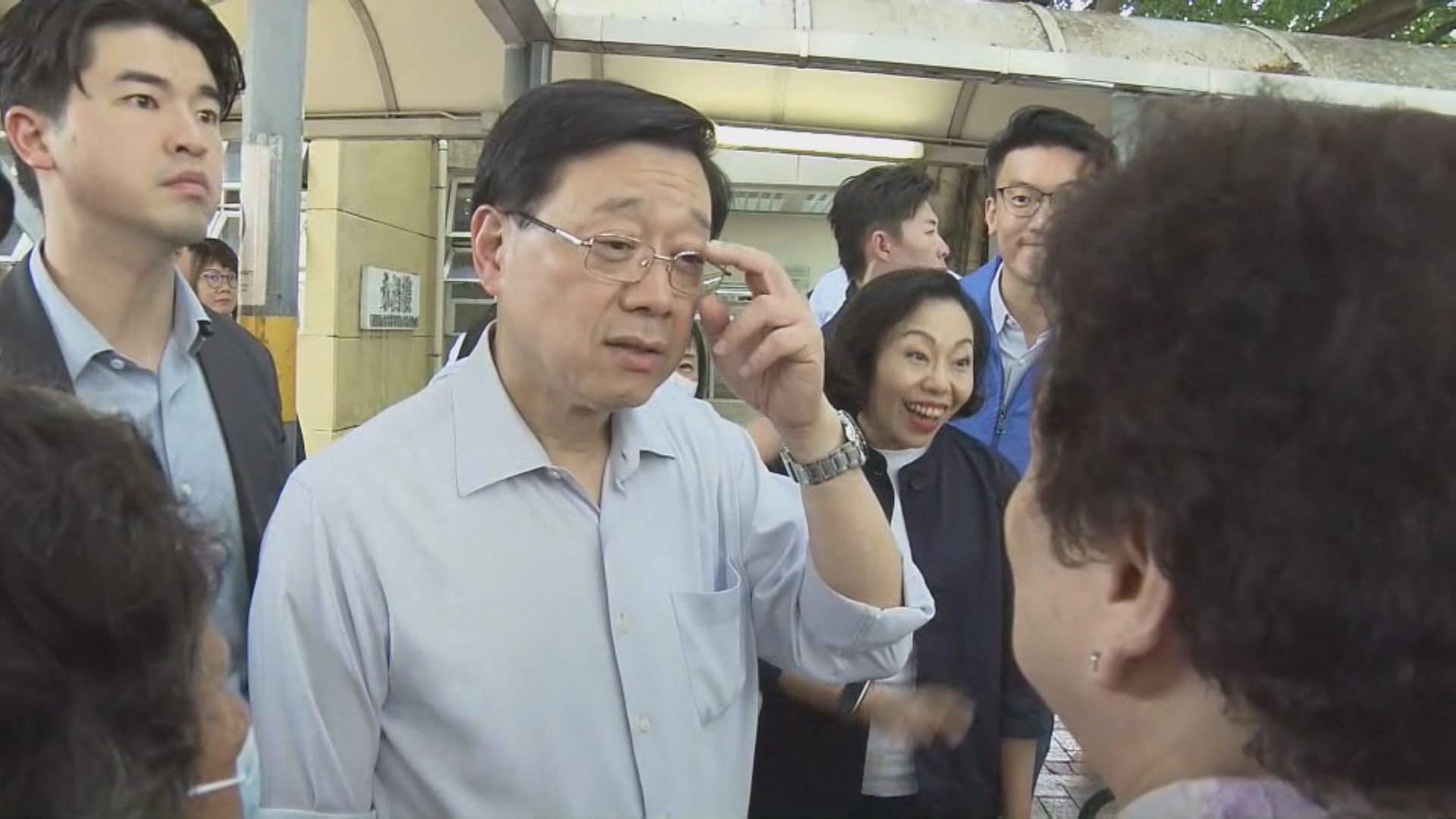 李家超到訪荃灣 認為落區有助決定施政報告措施優次