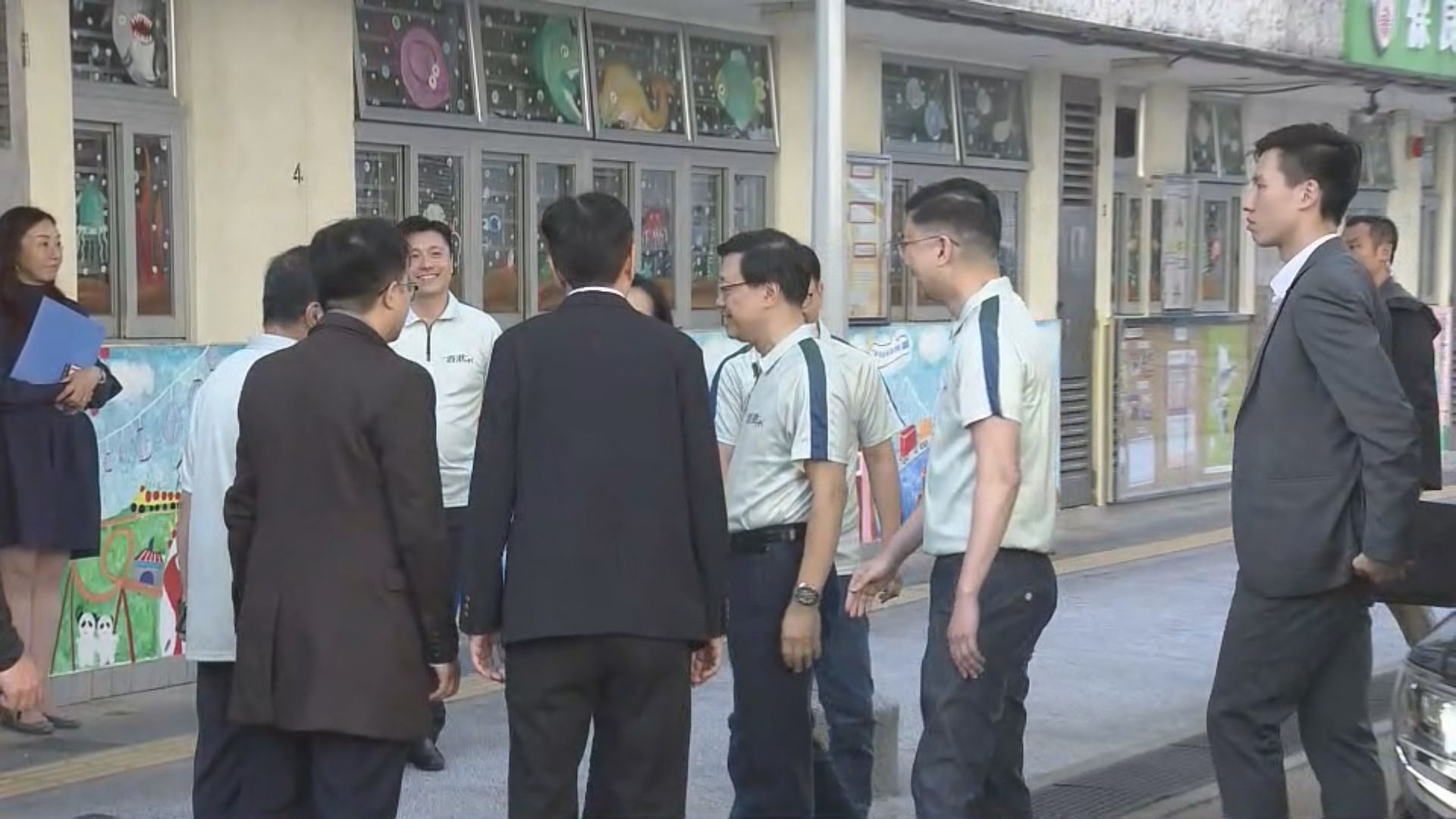 李家超落區 到訪慈雲山兒童託管中心