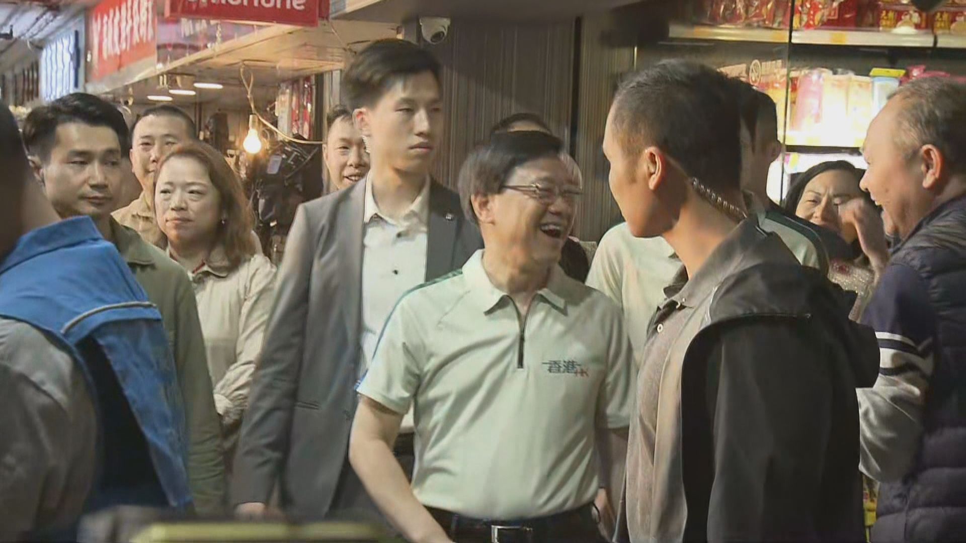 李家超九龍東落區 不時跟街坊交談合照