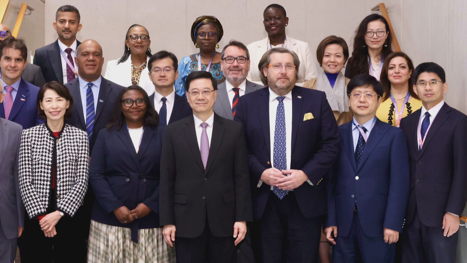 李家超與外國政府官員代表團會面