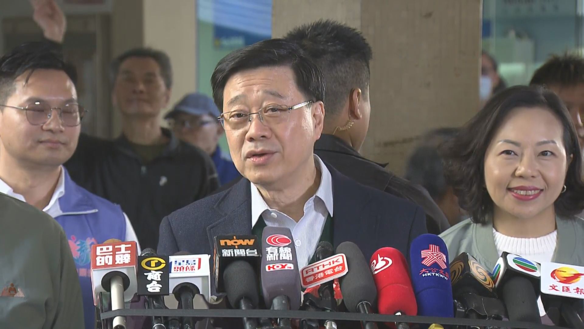 李家超探訪愛民邨獨居長者及商戶　店主冀政府搞好經濟