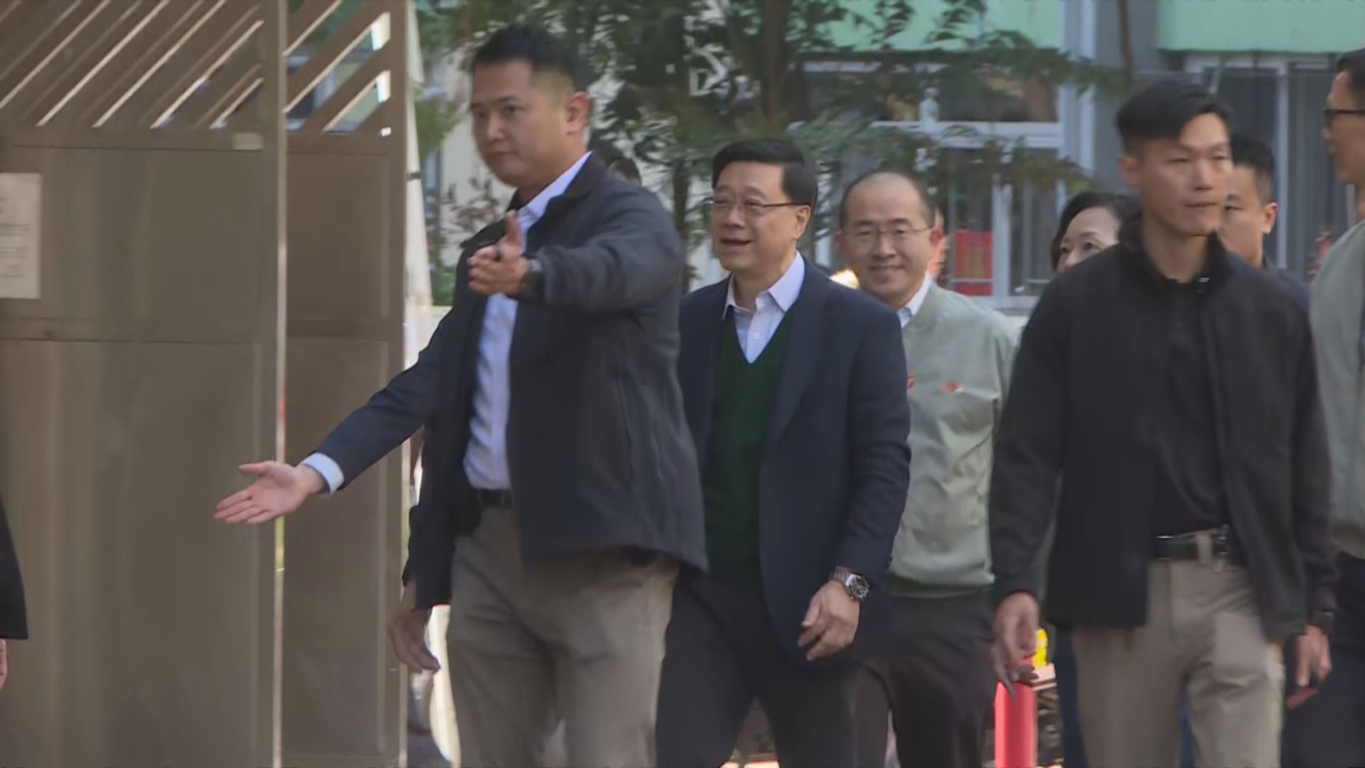 李家超訪愛民邨基層　獨居長者：首次有官員及關愛隊家訪