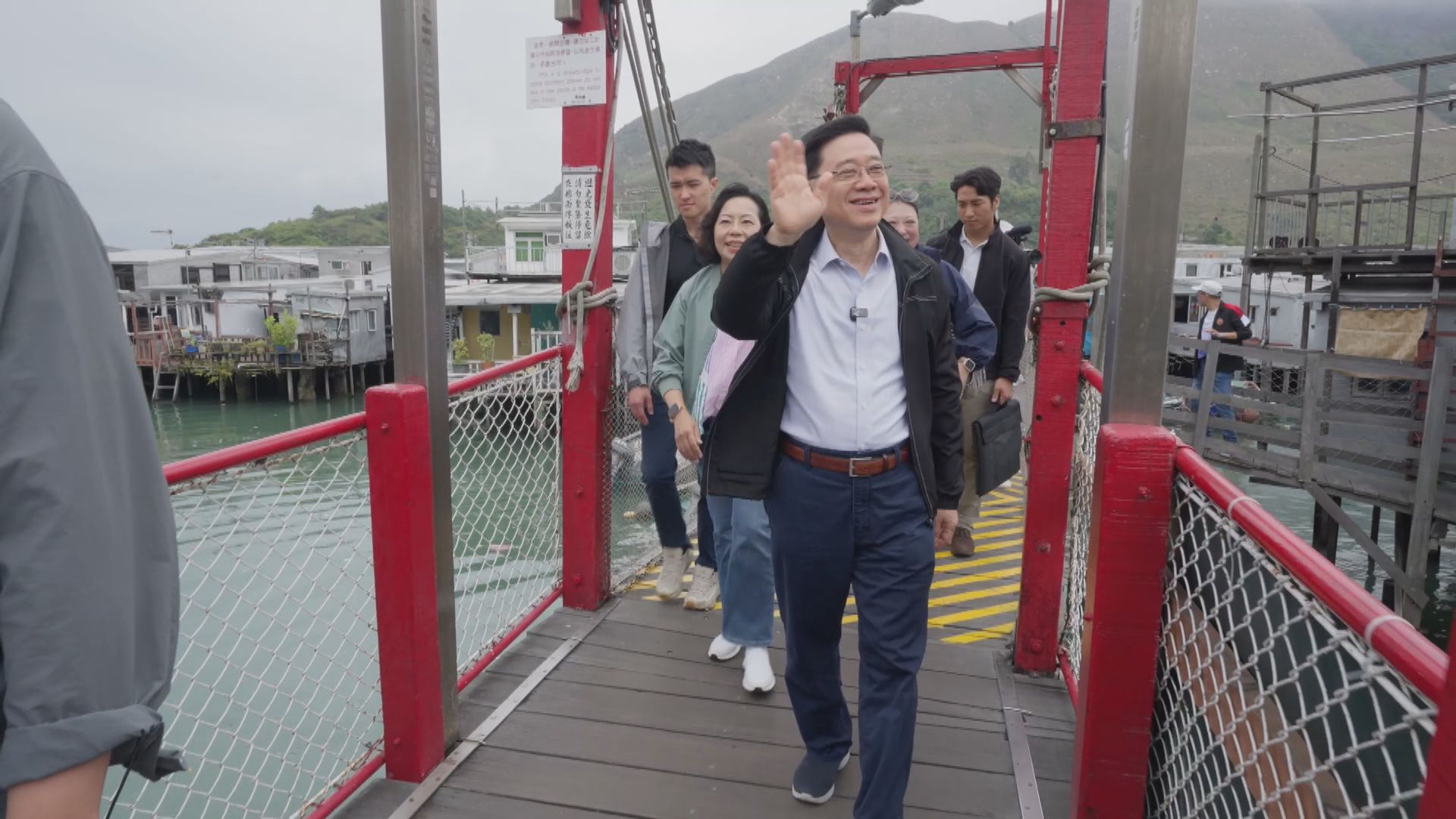 李家超到大澳了解應對風暴和水浸措施