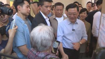 李家超落區視察牛頭角下邨及彩興路簡約公屋