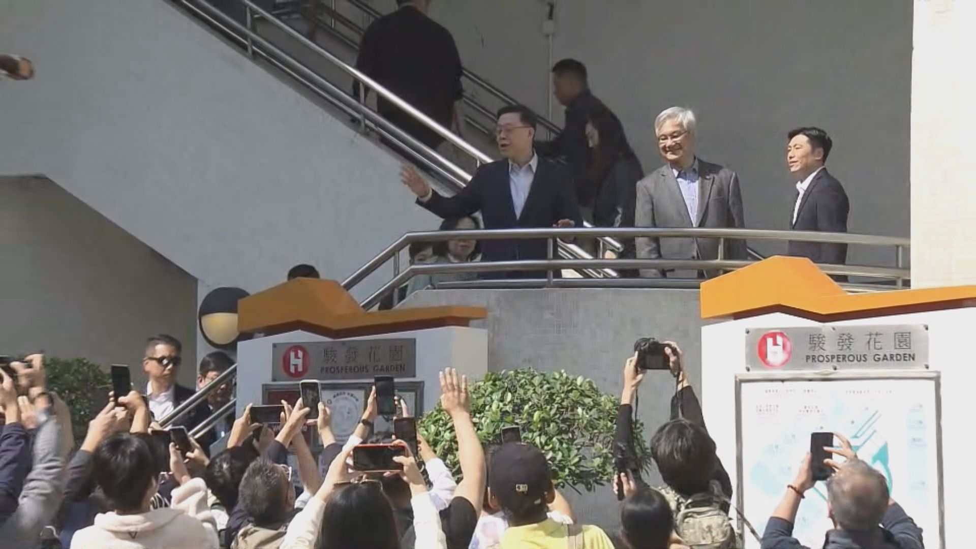 李家超歲晚落區到油麻地探訪居民