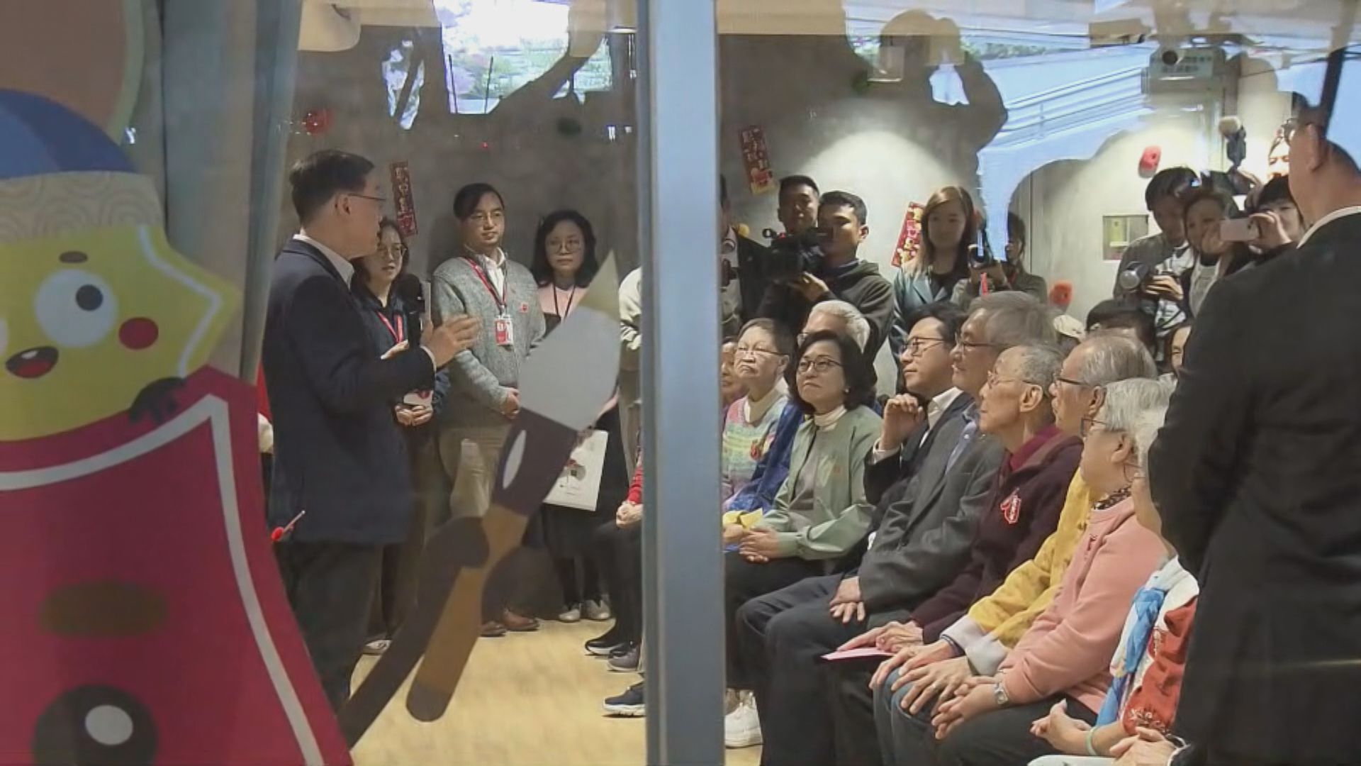 李家超歲晚落區到油麻地探訪居民　與長者唱賀年歌及派福袋