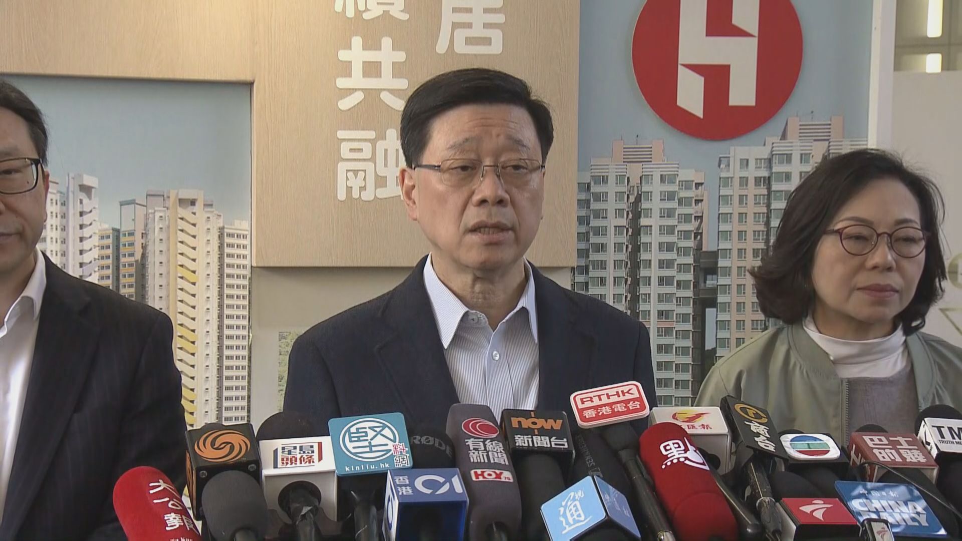 宏福苑五級火｜李家超早上到啟德探訪宏福苑災民　指示工作組過年繼續工作