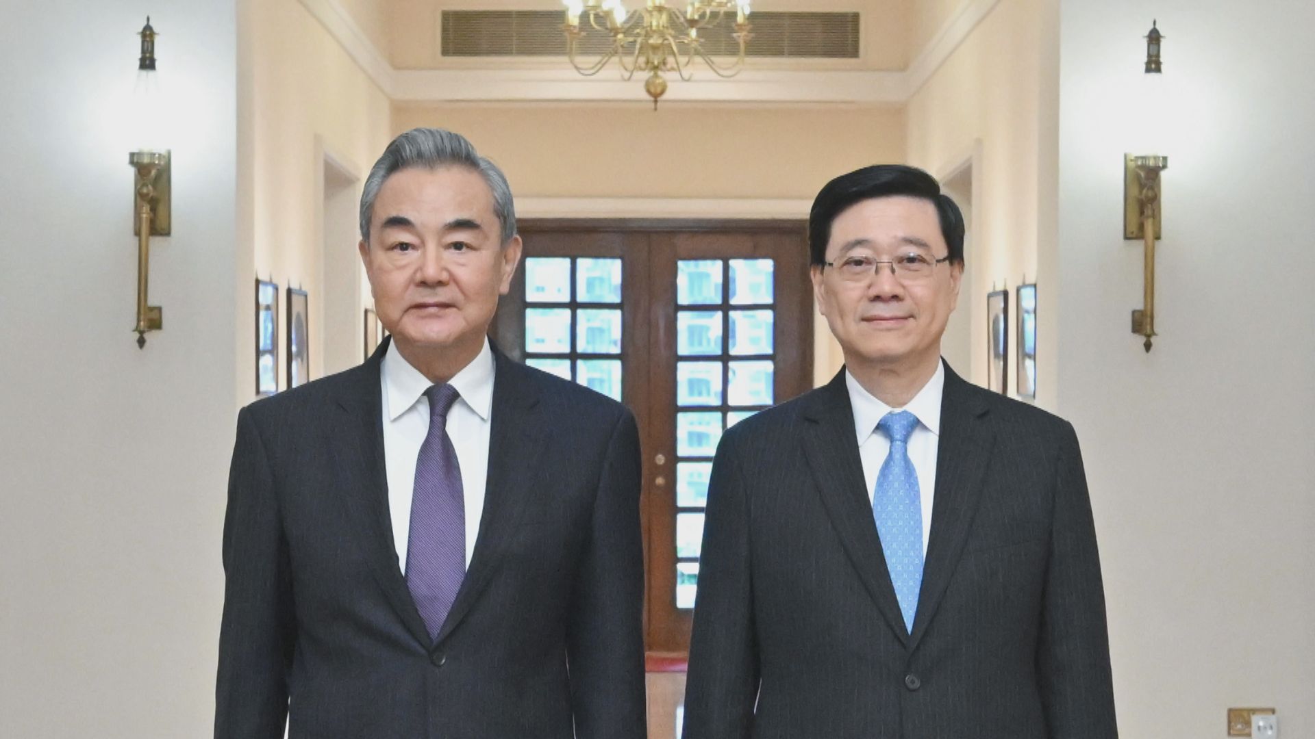 李家超在禮賓府歡迎王毅