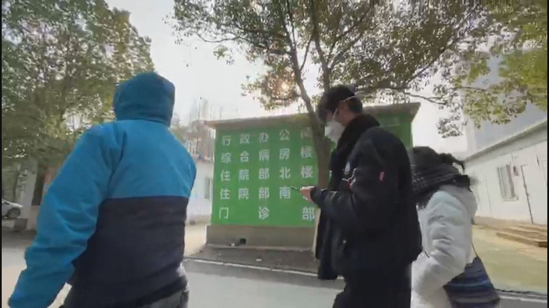 武漢隔離醫院人流稀少　出入人士戴N95口罩