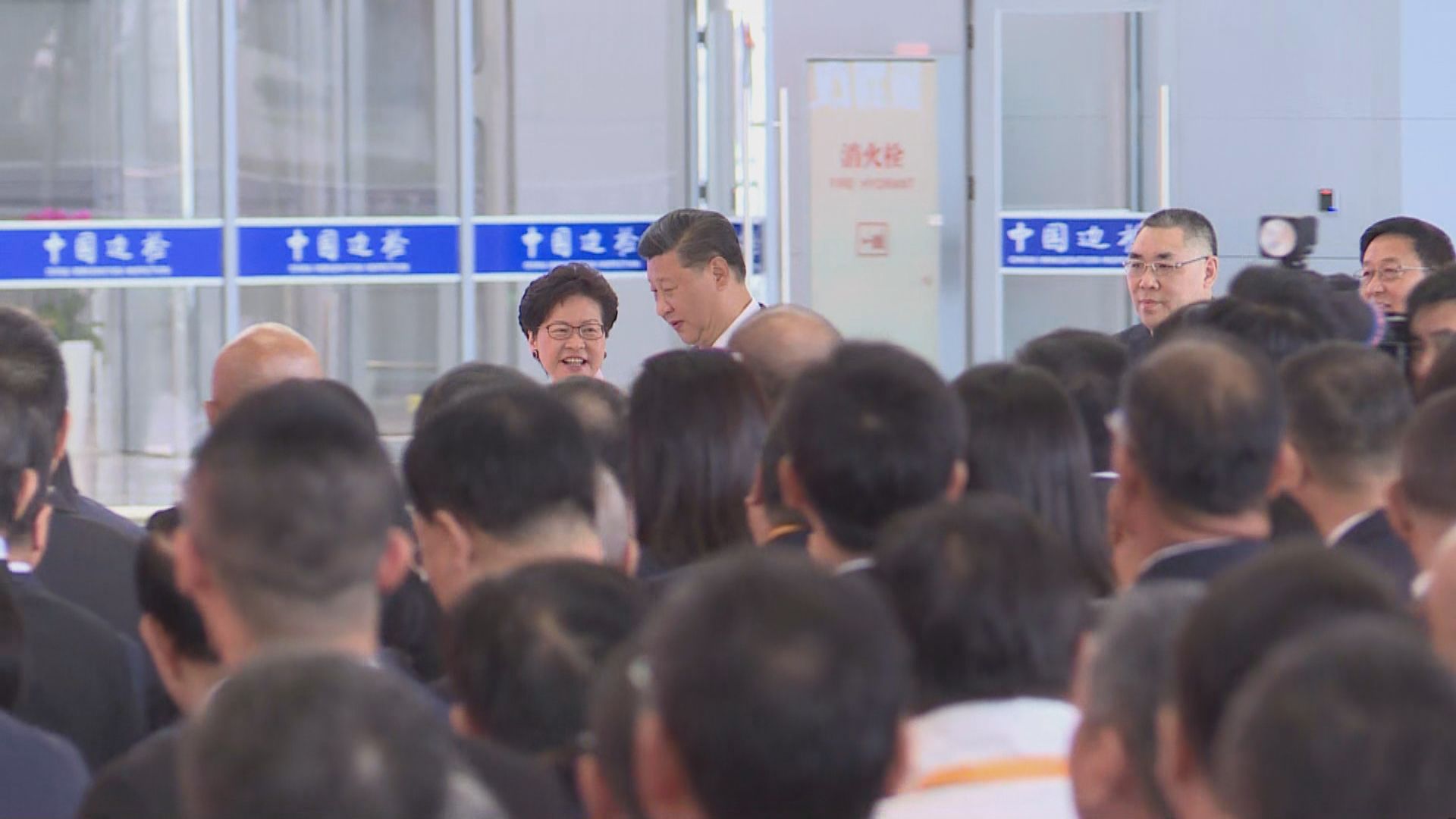 林鄭指與習近平並肩而行因是唯一女性