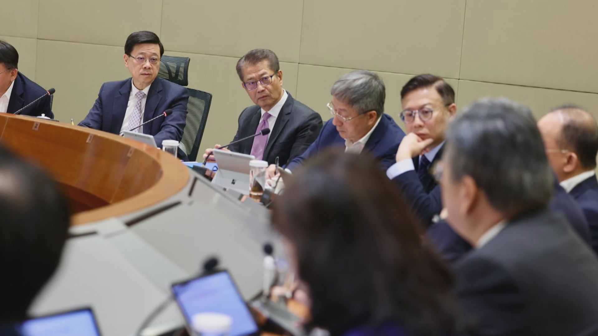 李家超與司局長開會總結夏寶龍指導和意見