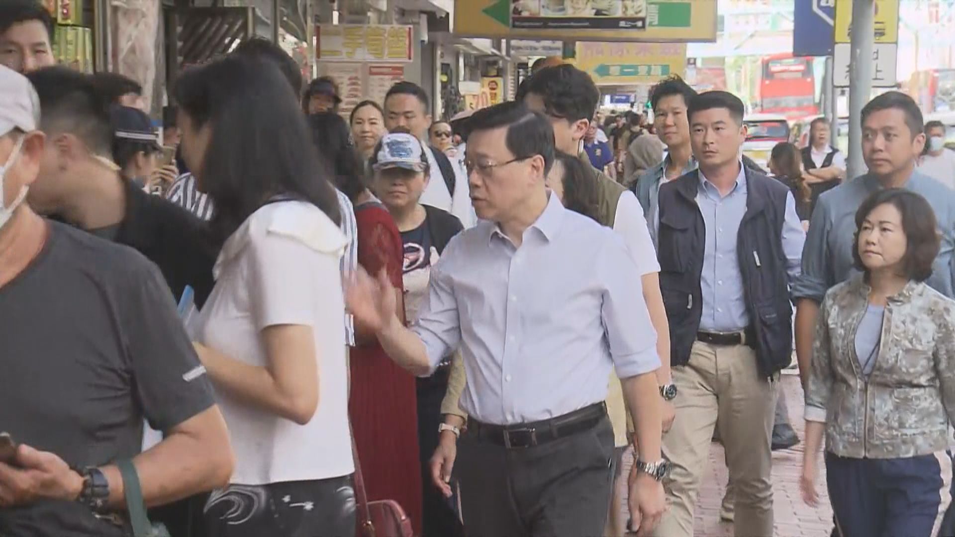 李家超到元朗探訪劏房戶