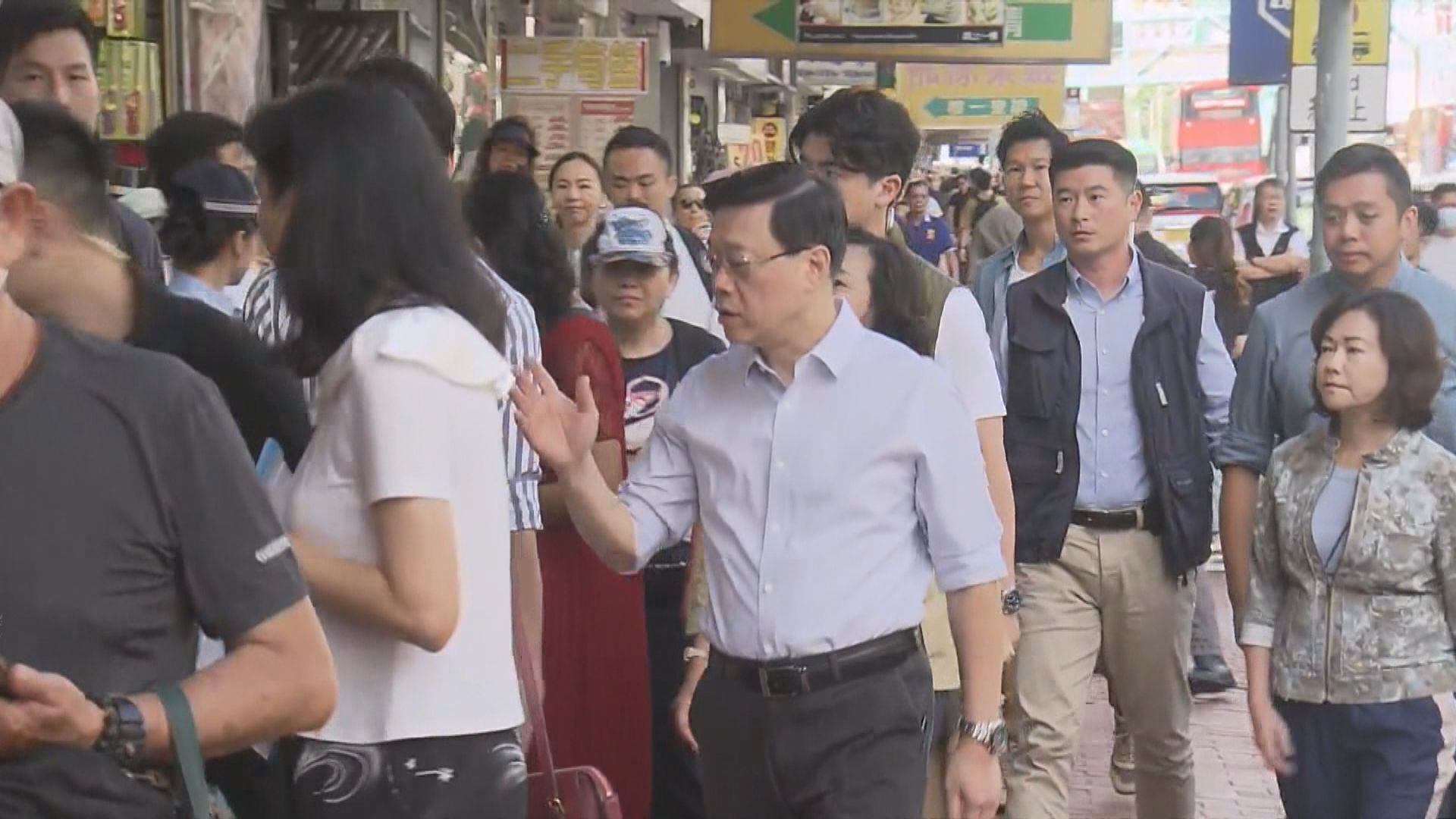 李家超到元朗探訪劏房戶及了解店舖阻街情況