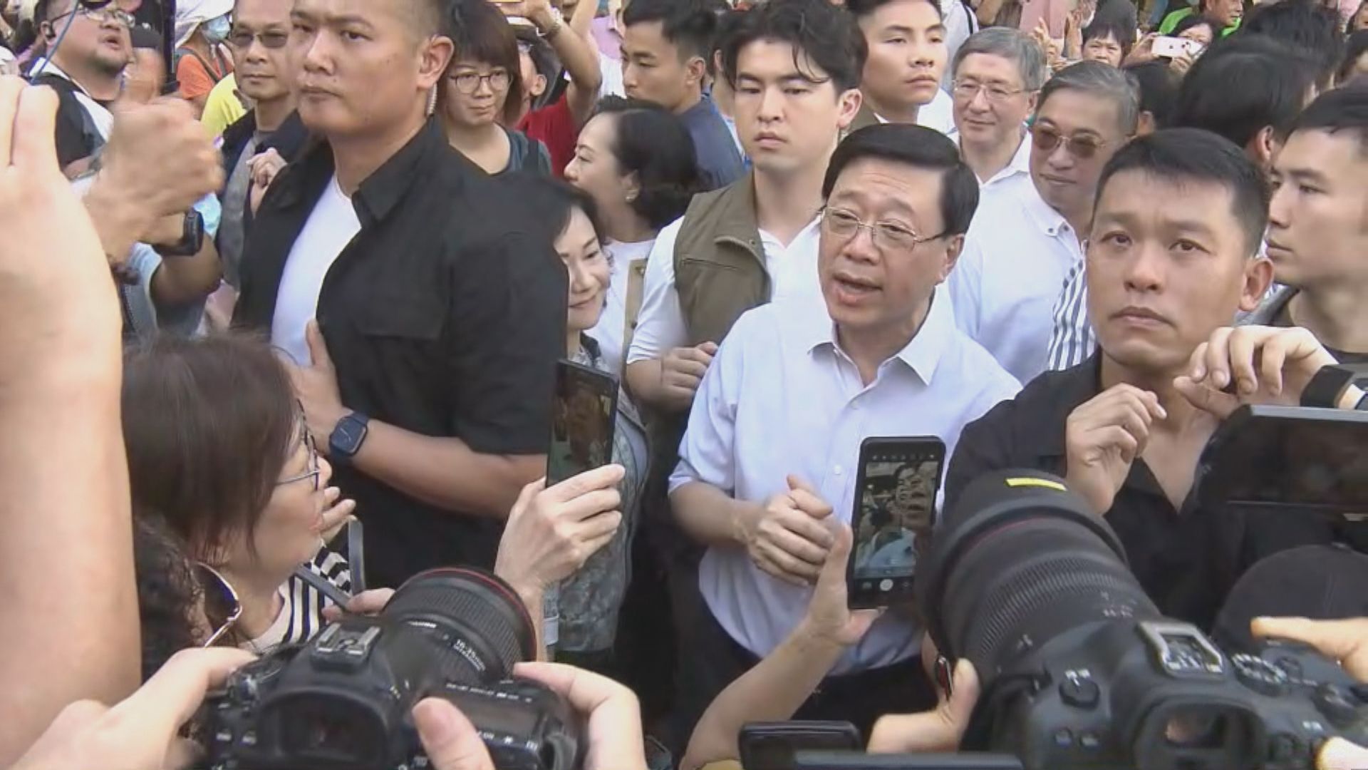 李家超元朗區探劏房戶及視察店舖阻街 到茶樓與居民傾談