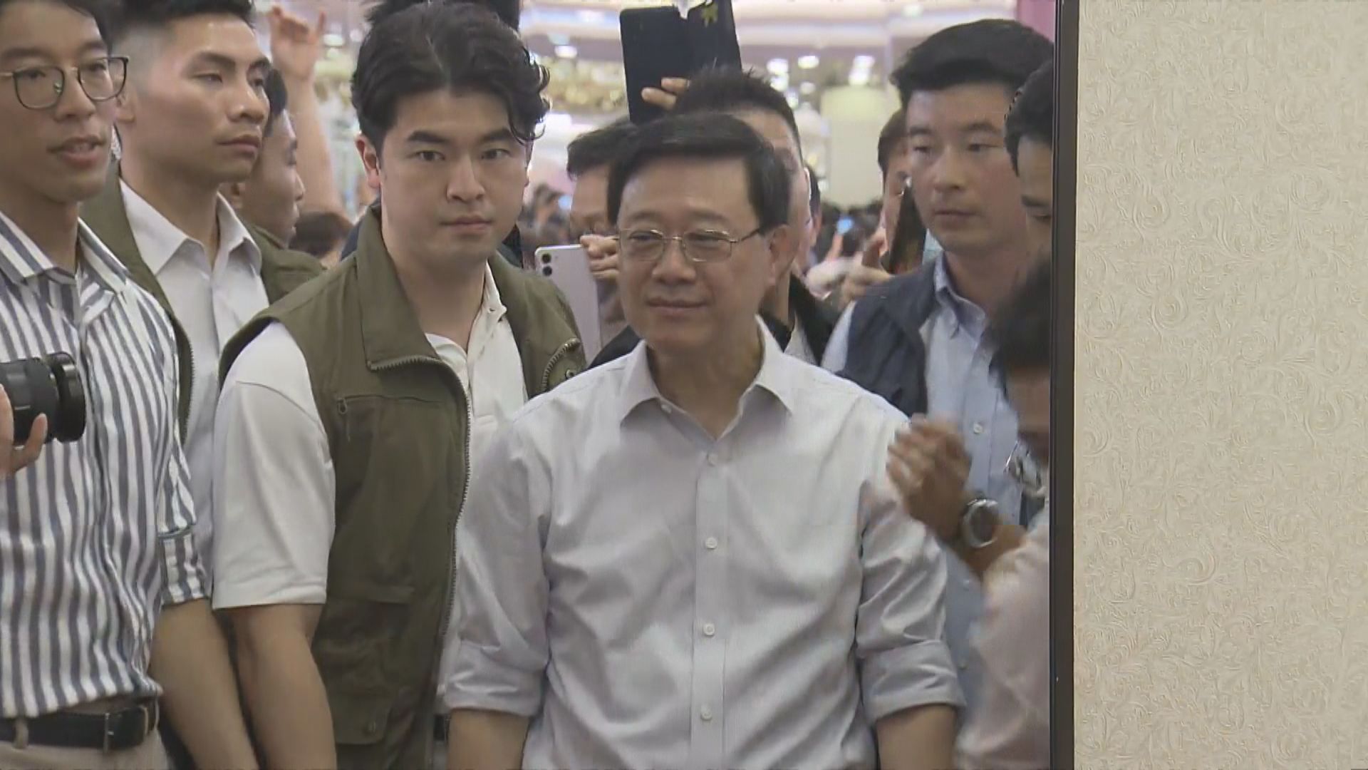 李家超元朗區探劏房戶及視察店舖阻街 到茶樓與居民傾談 