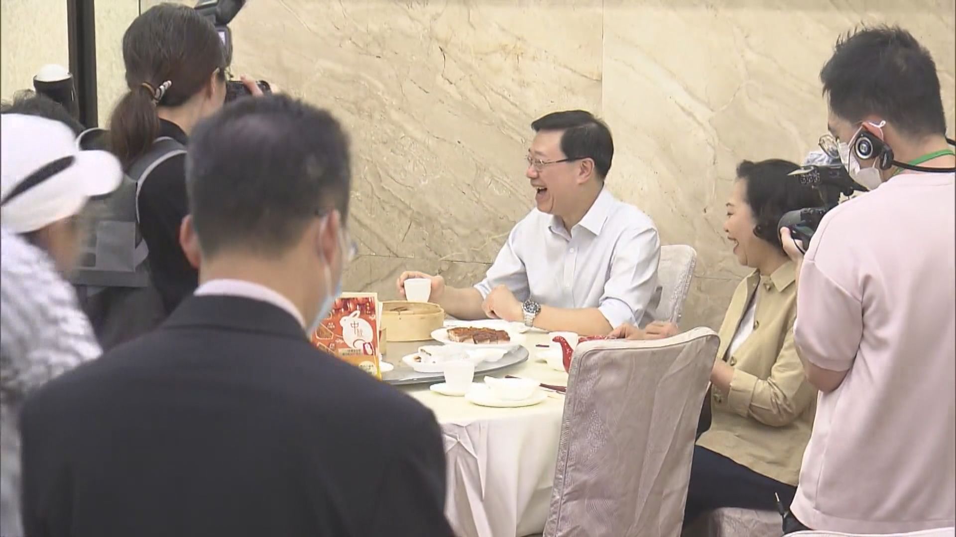 李家超元朗區探劏房戶及視察店舖阻街 到茶樓與居民傾談 