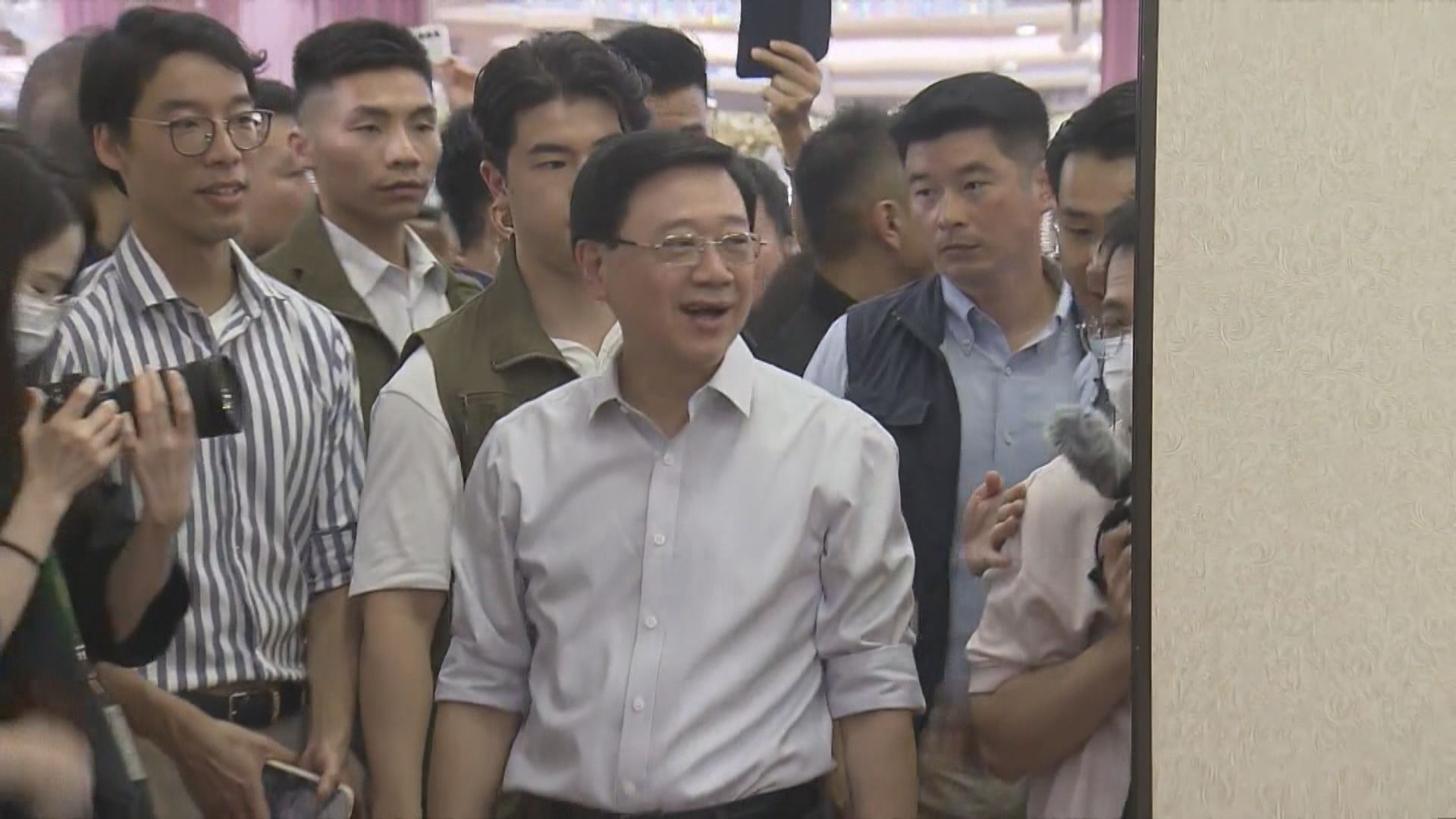 李家超到元朗茶樓與市民交流