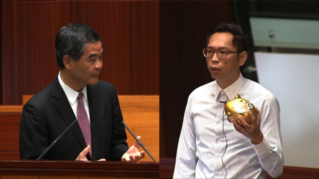 梁振英：會盡努力處理取消強積金對沖