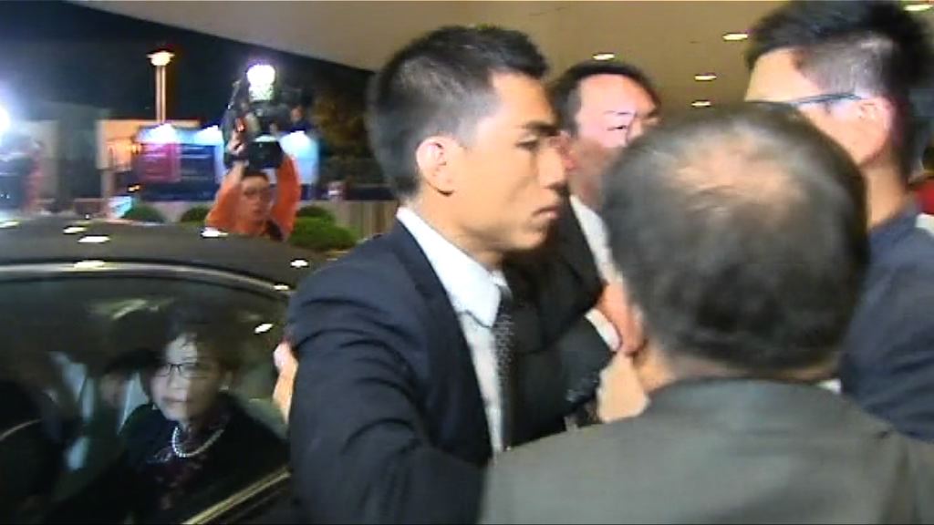 林鄭月娥遇示威一度未能下車