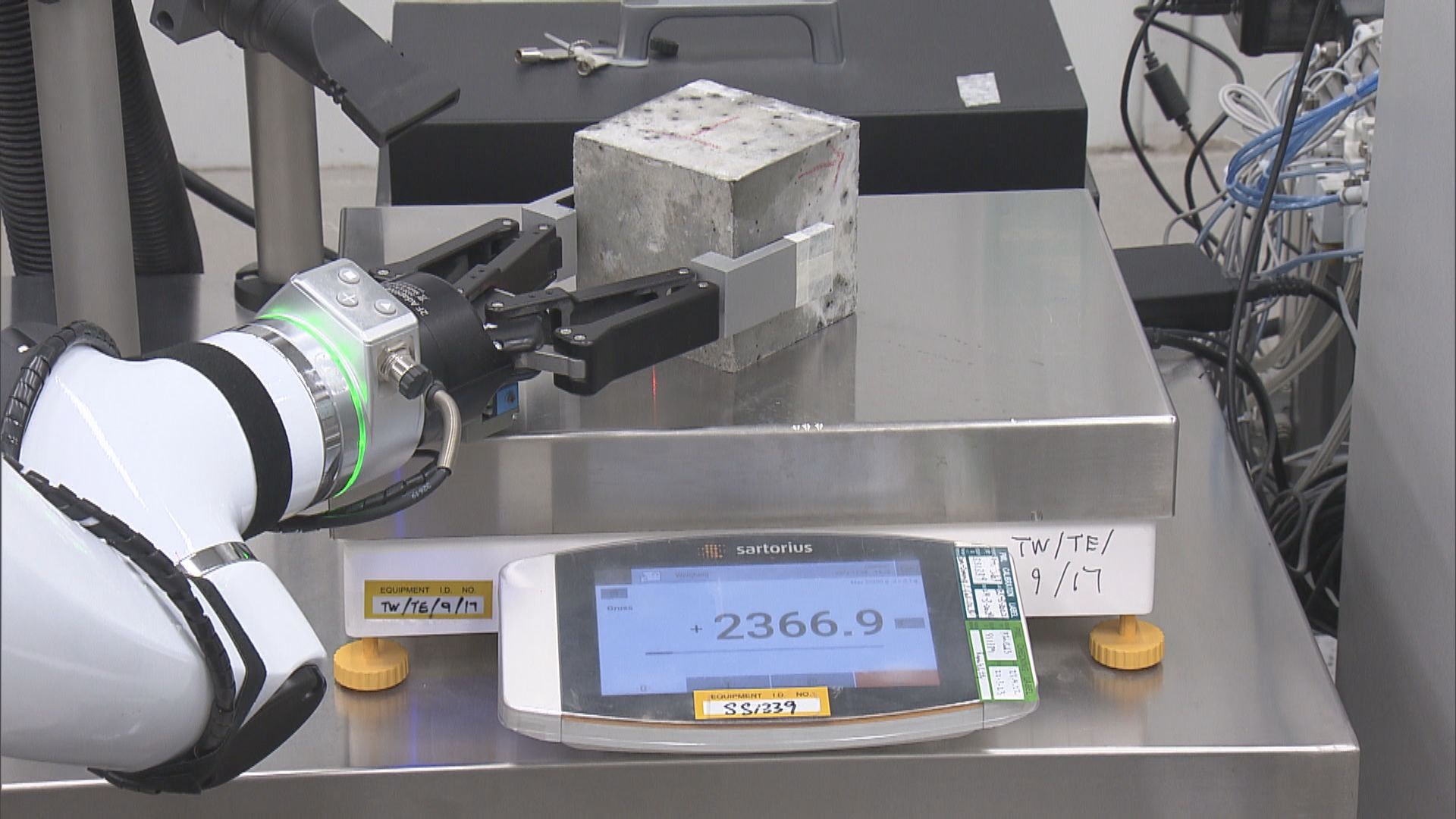 土力處研發全球首套自動混凝土磚測試系統　加強效率