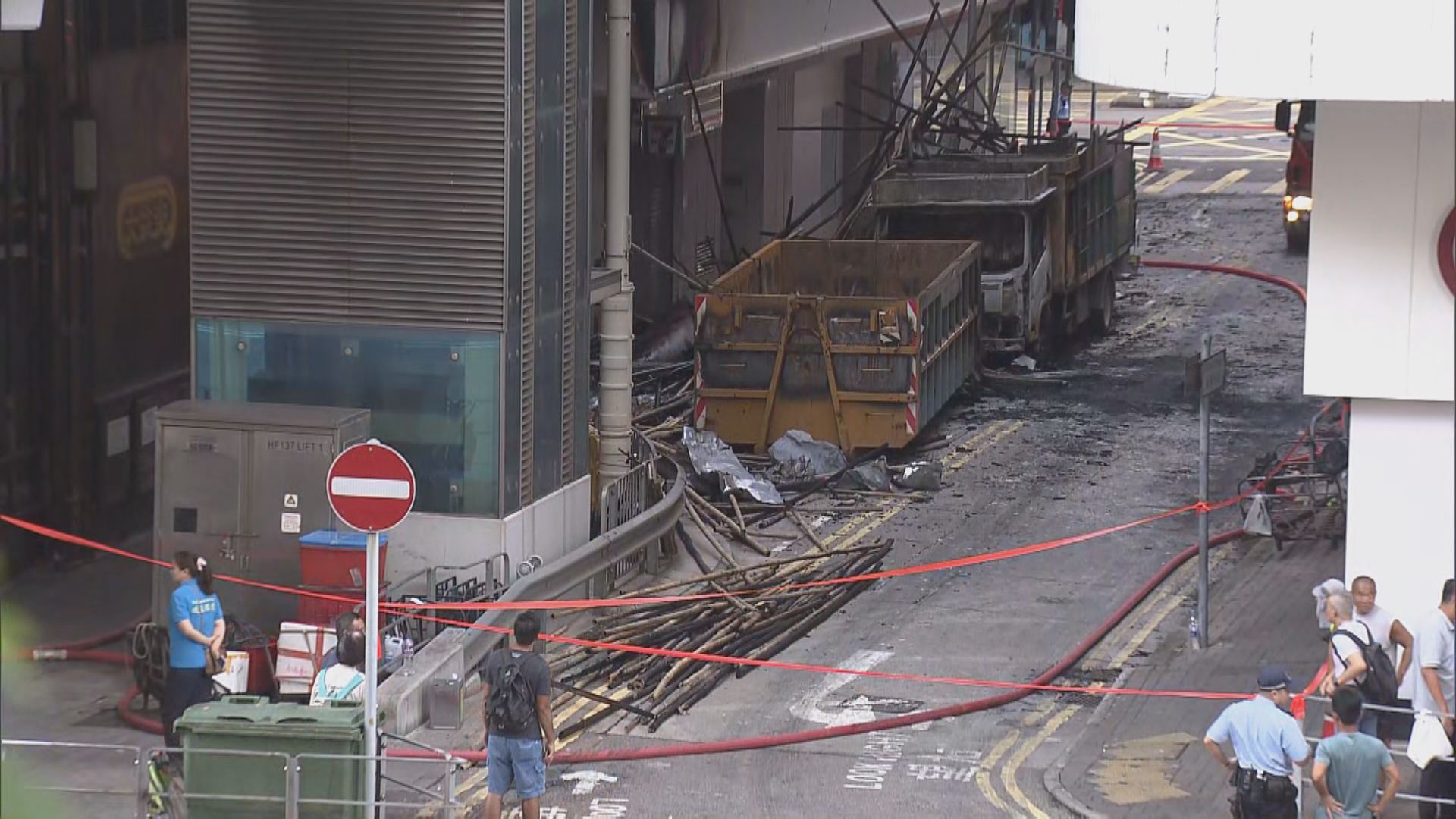 中環華懋大廈仍未解封　屋宇署及棚架工程承建商到場協助調查