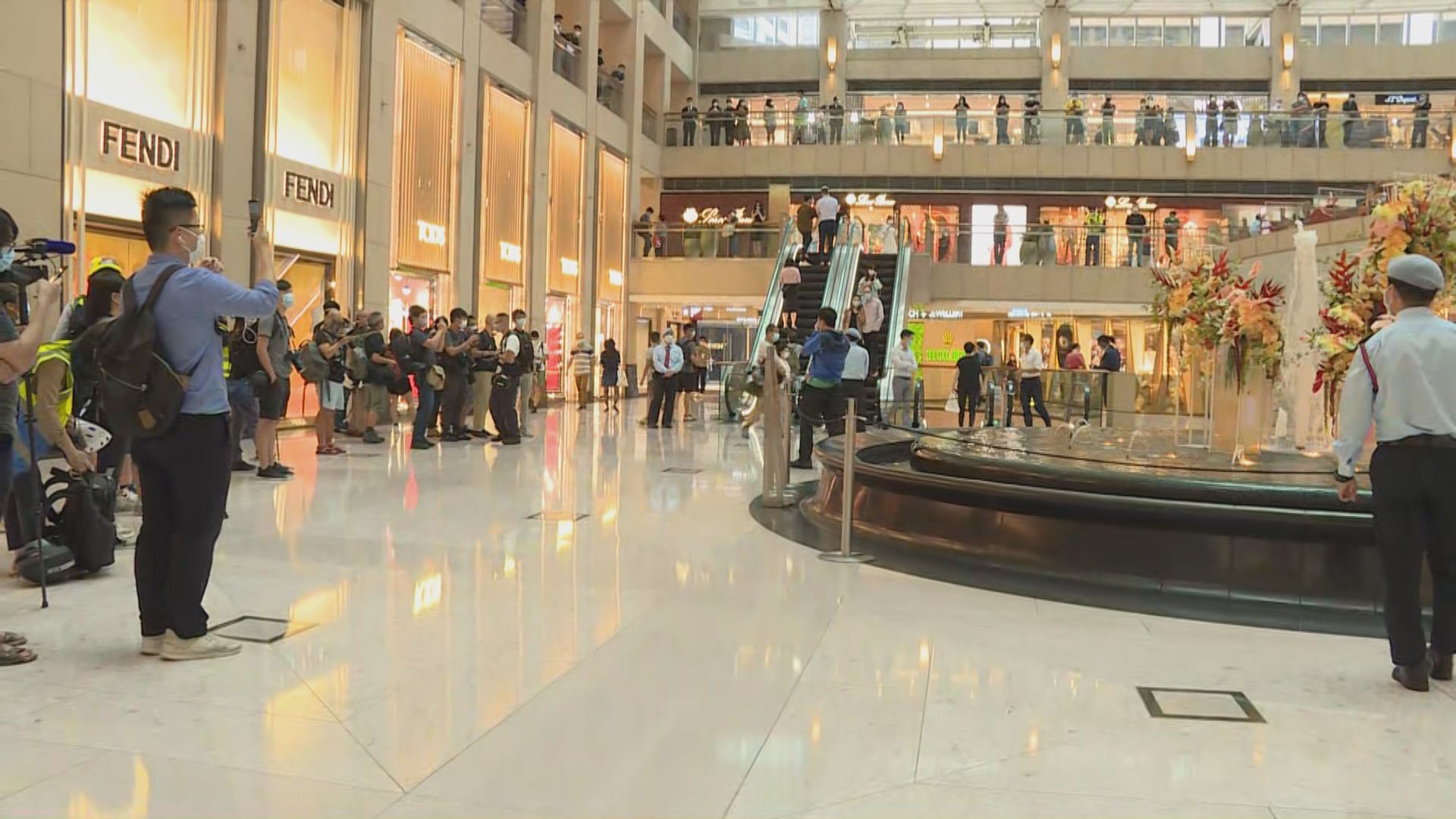 數十人在中環置地廣場聚集叫口號