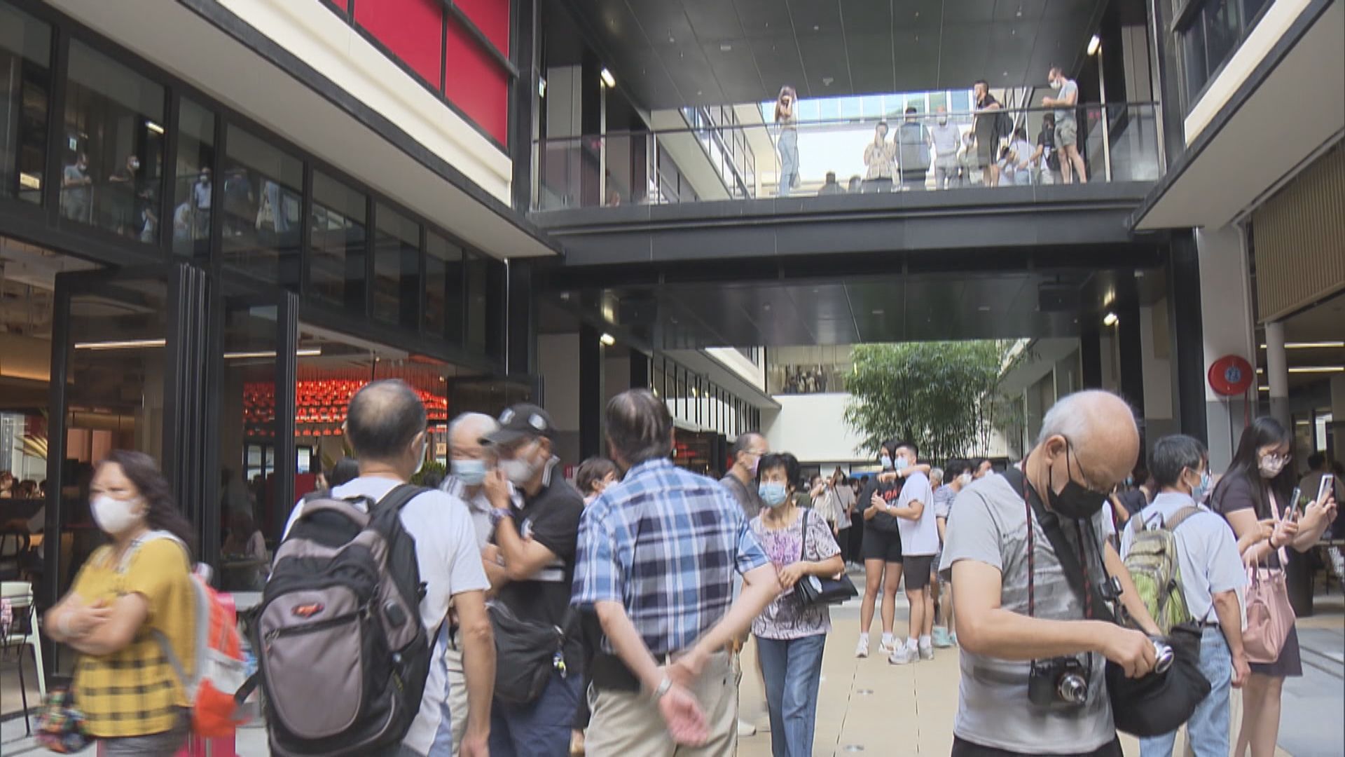 中環街市假日人頭湧湧　有家庭來懷緬昔日情懷