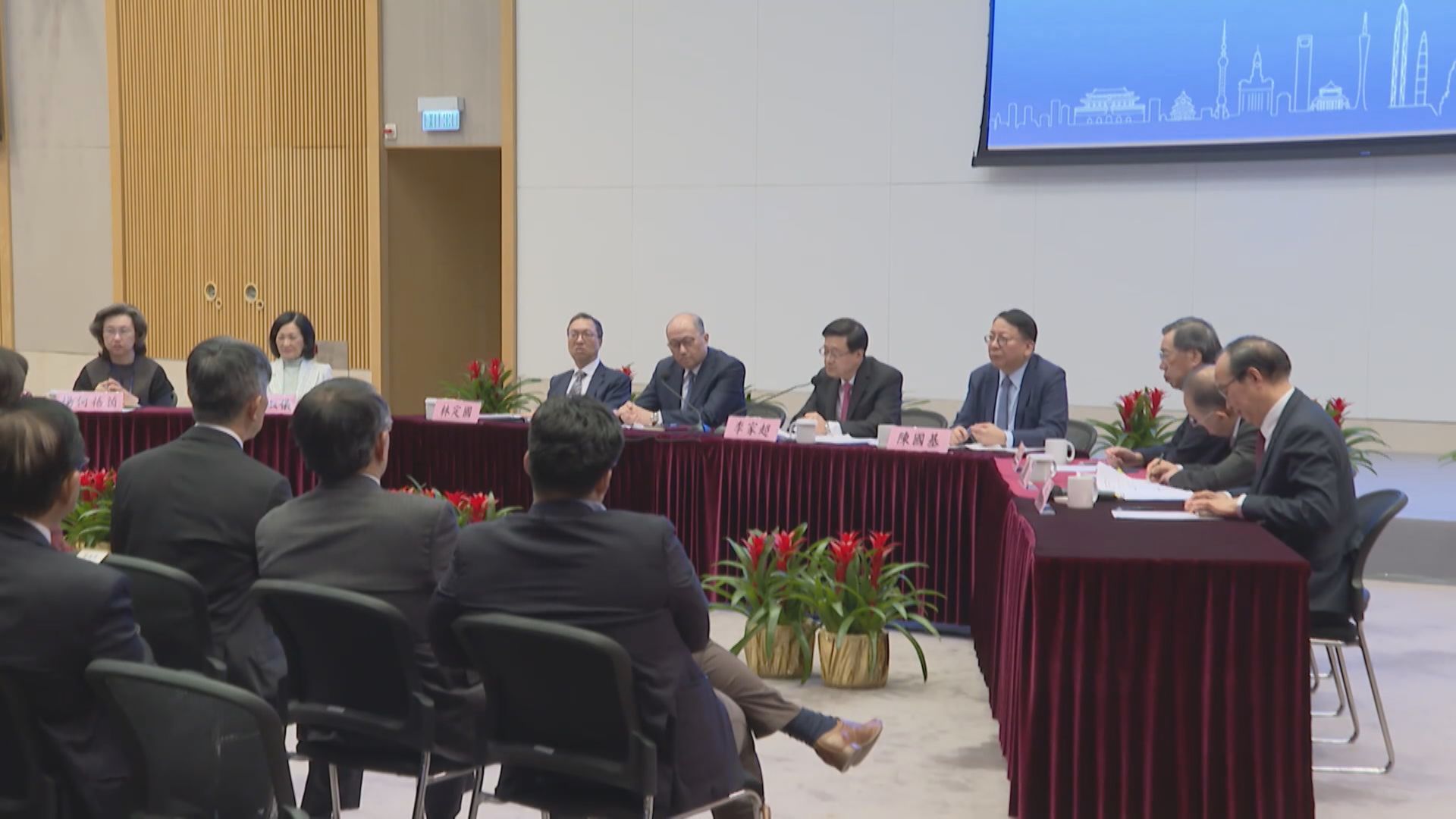 鄭雁雄到政總出席兩會精神座談會並以廣東話發言