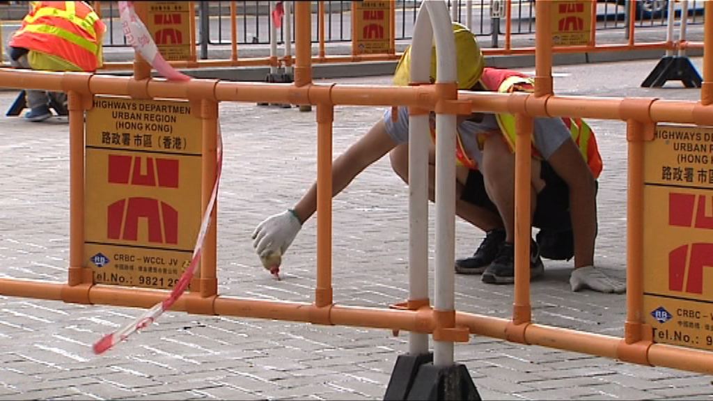 添美道行人路石磚塗膠水加固