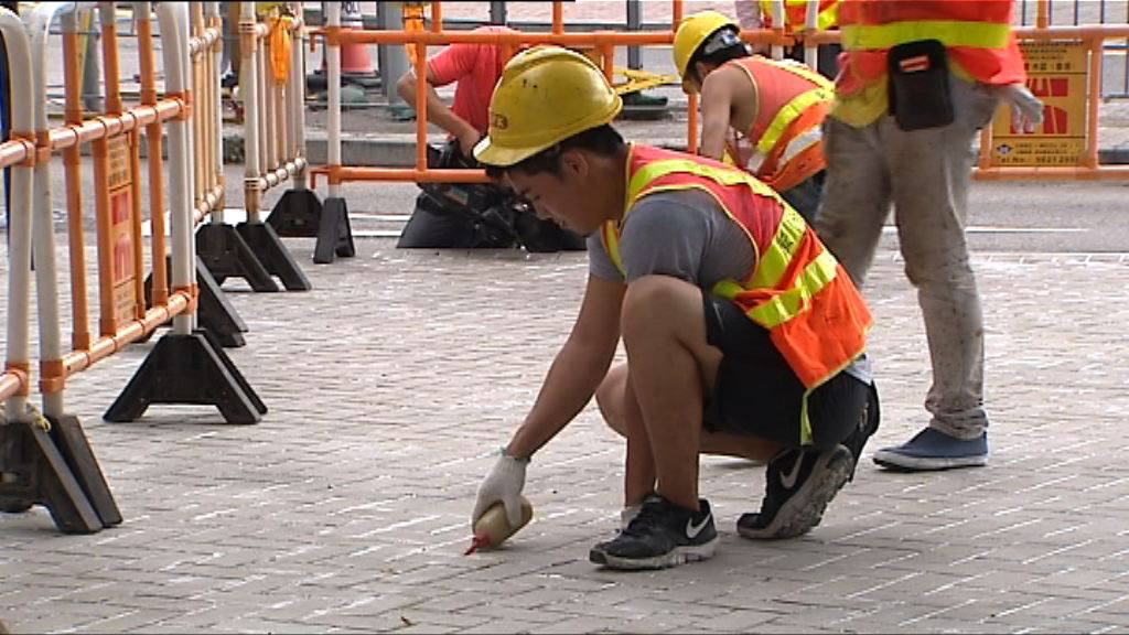 添美道及會展行人路石磚塗膠水加固