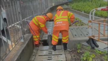 黑雨期間渠務署派員到柴灣道迴旋處清渠