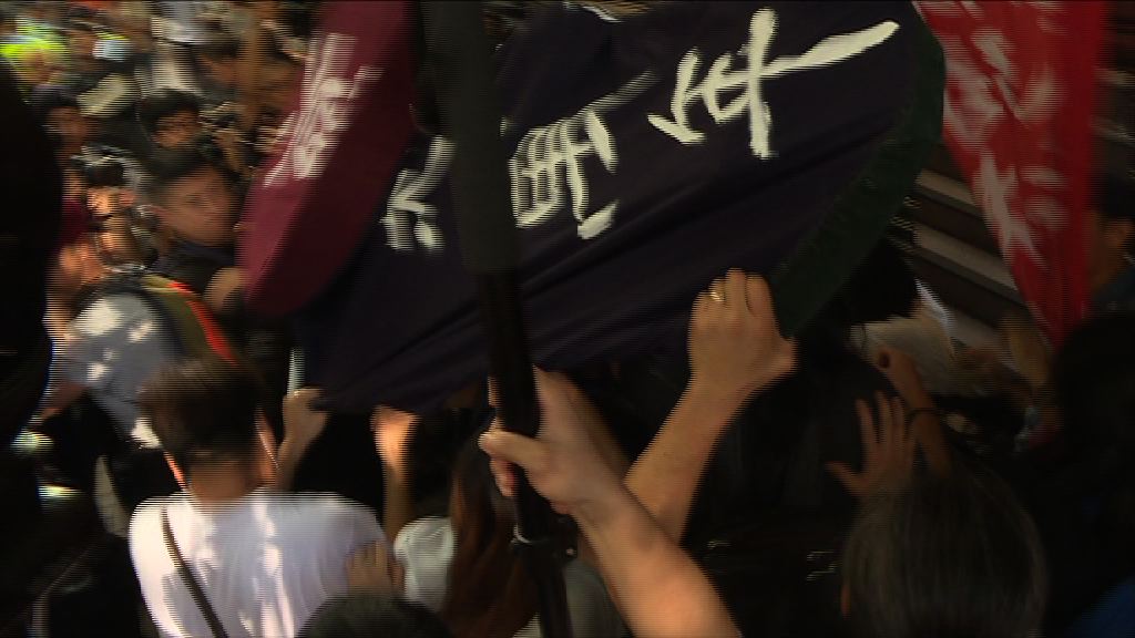 警方起訴四人涉去年七一刑毀示威者物品