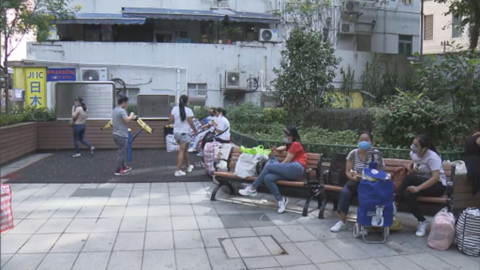 勞工處與警方灣仔巡查　提醒外傭遵守防疫措施