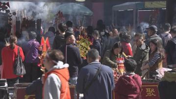 大年初二車公誕善信車公廟參拜 廟外攤檔指生意比往年差