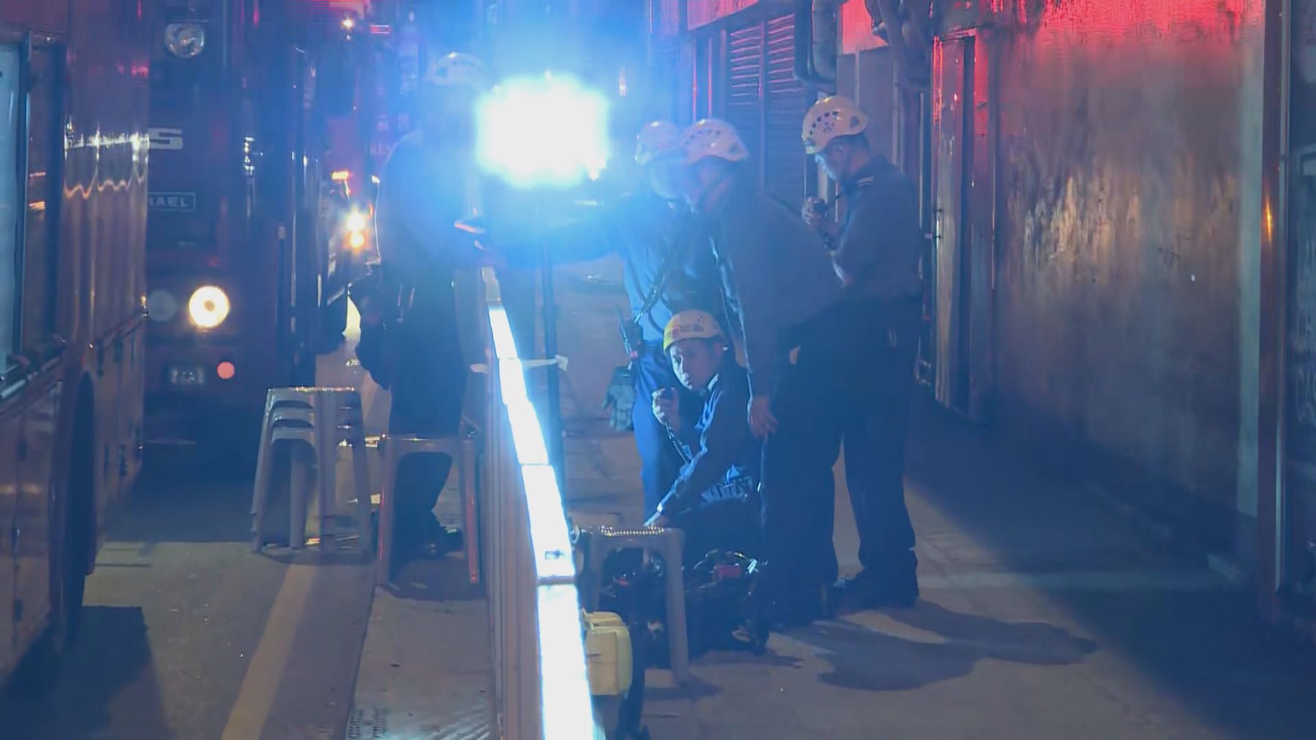 屯門工業中心疑洩漏化學品　兩人不適送院