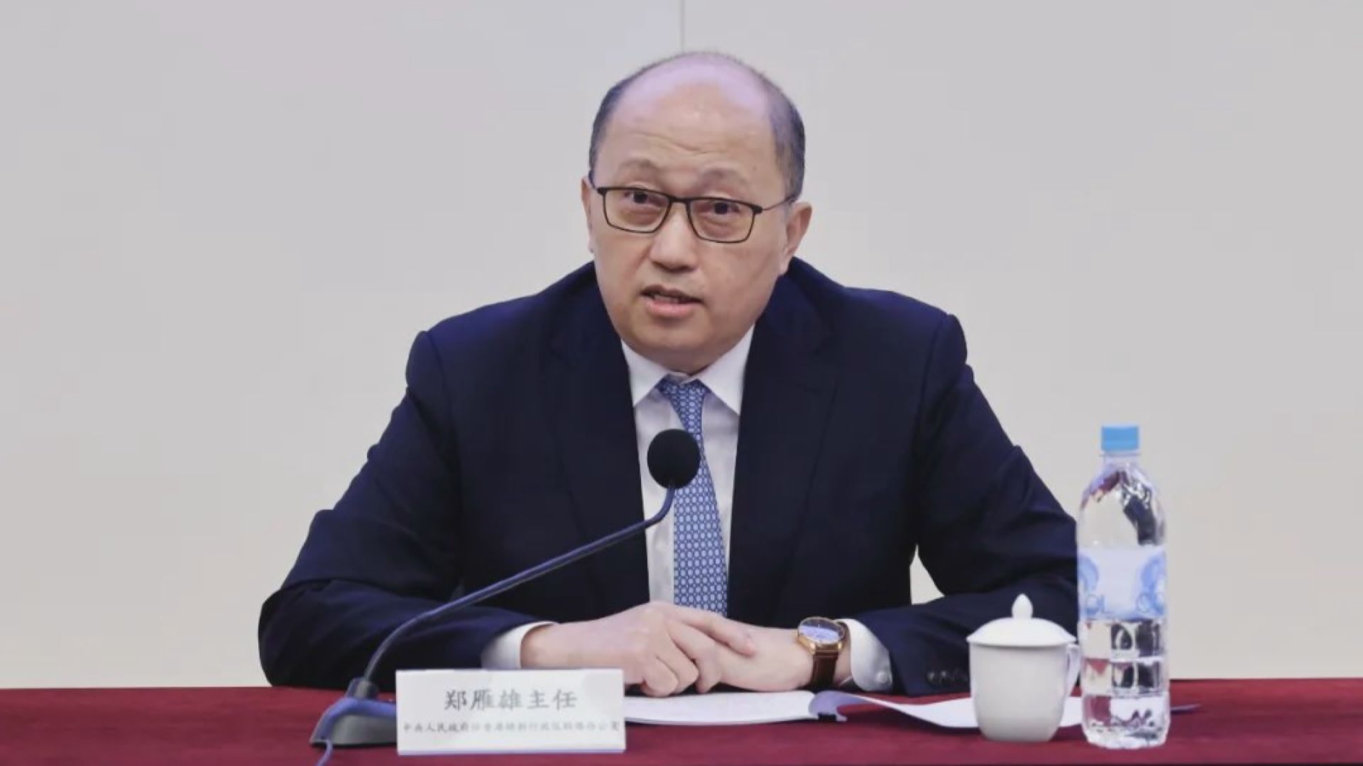 中聯辦主任鄭雁雄為律政司政府律師講解國安教育