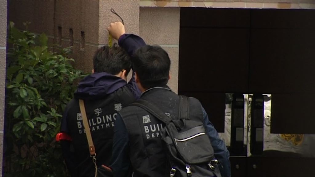 屋宇署人員到鄭若驊寓所調查僭建物