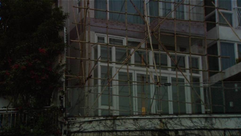 鄭若驊涉僭建屯門獨立屋有棚架搭起