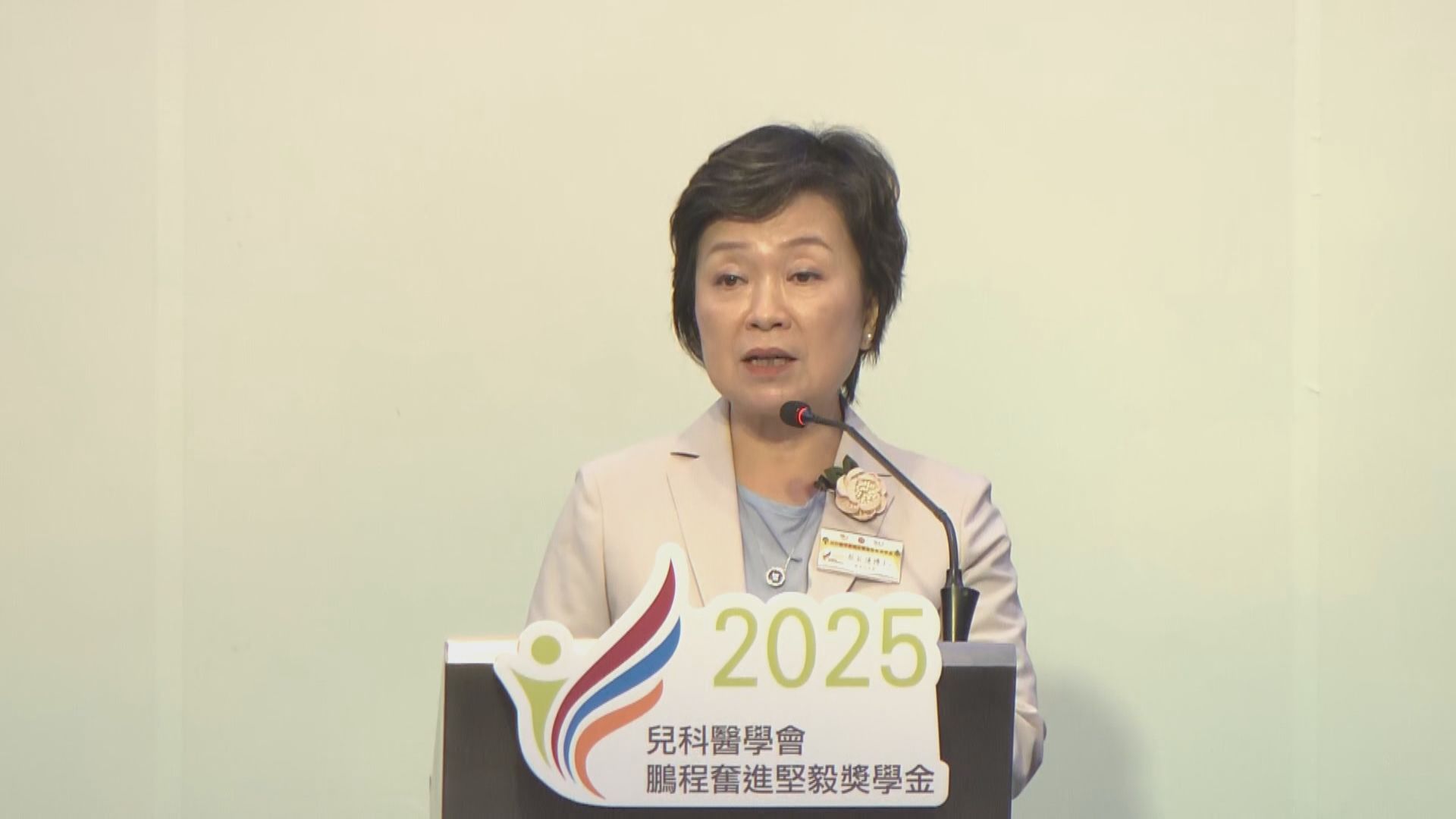 團體向過百名有需要學生頒發獎學金