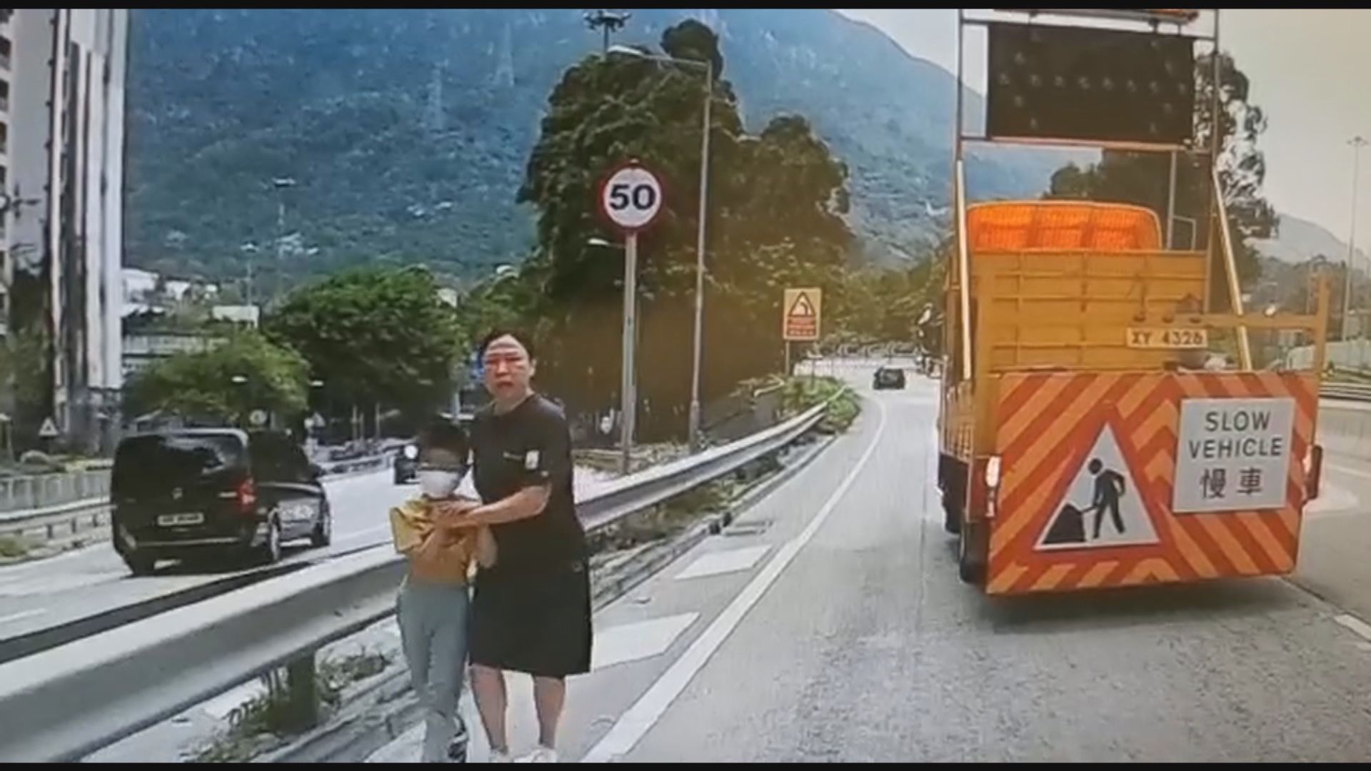 自閉男童誤闖高速主幹路　獲休班女警長救出